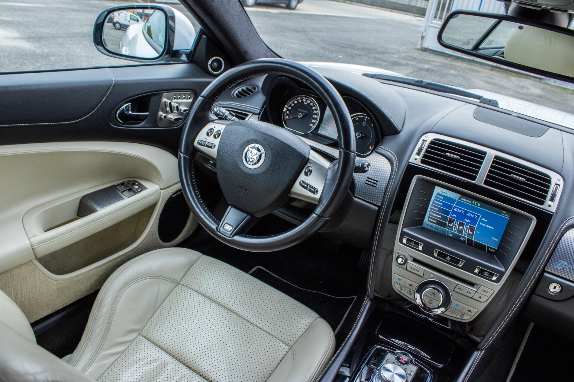 2010 Jaguar XKR, biela kupé, 126 966 km