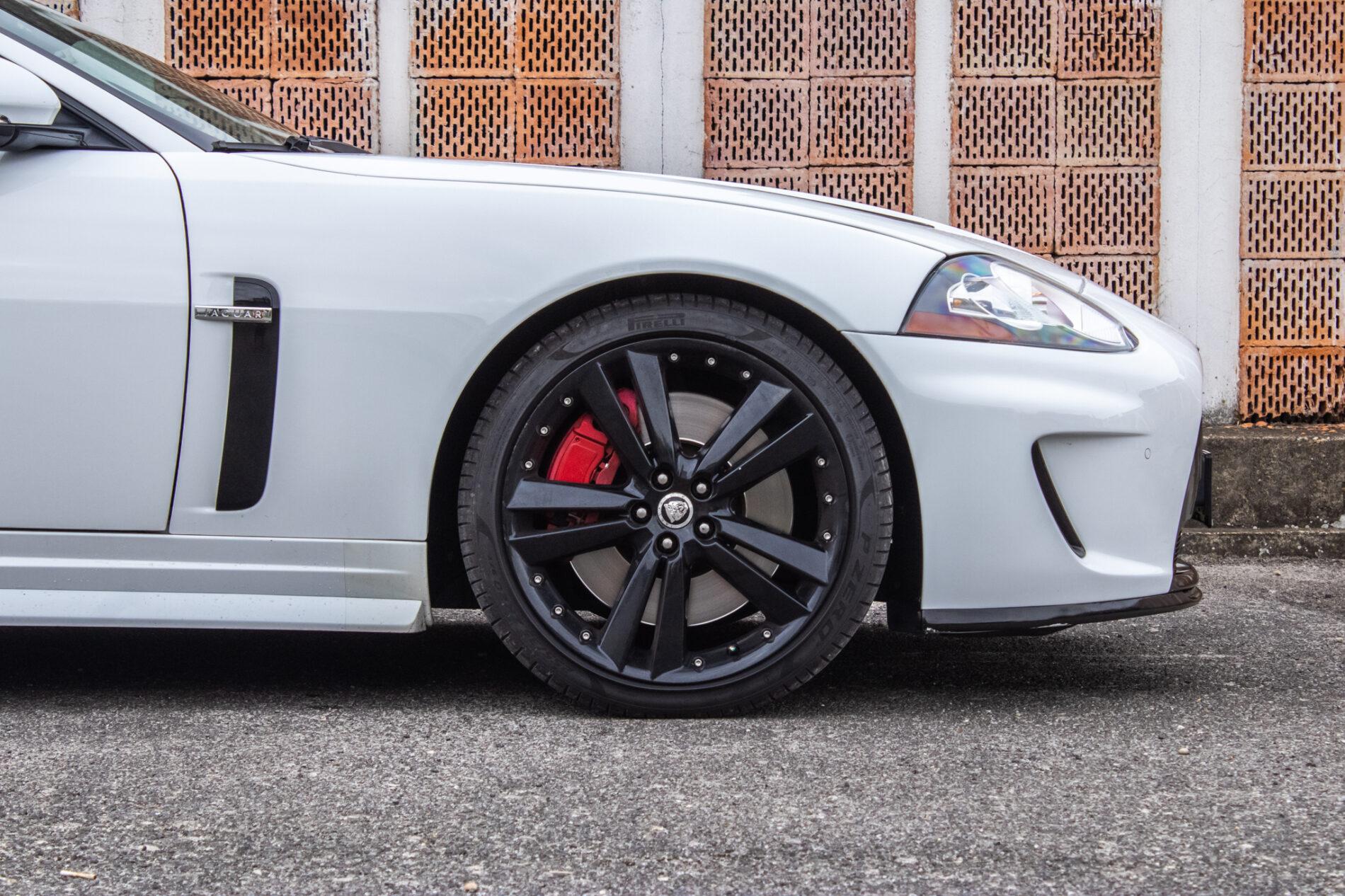 2010 Jaguar XKR, biela kupé, 126 966 km