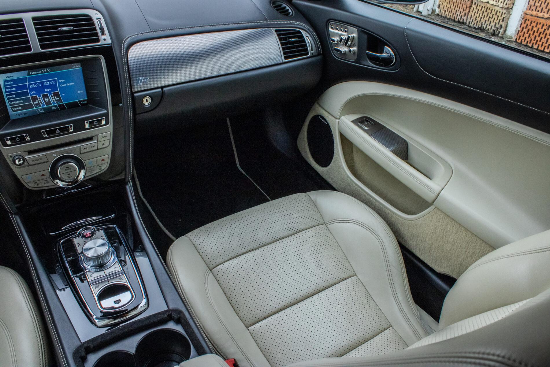 2010 Jaguar XKR, biela kupé, 126 966 km