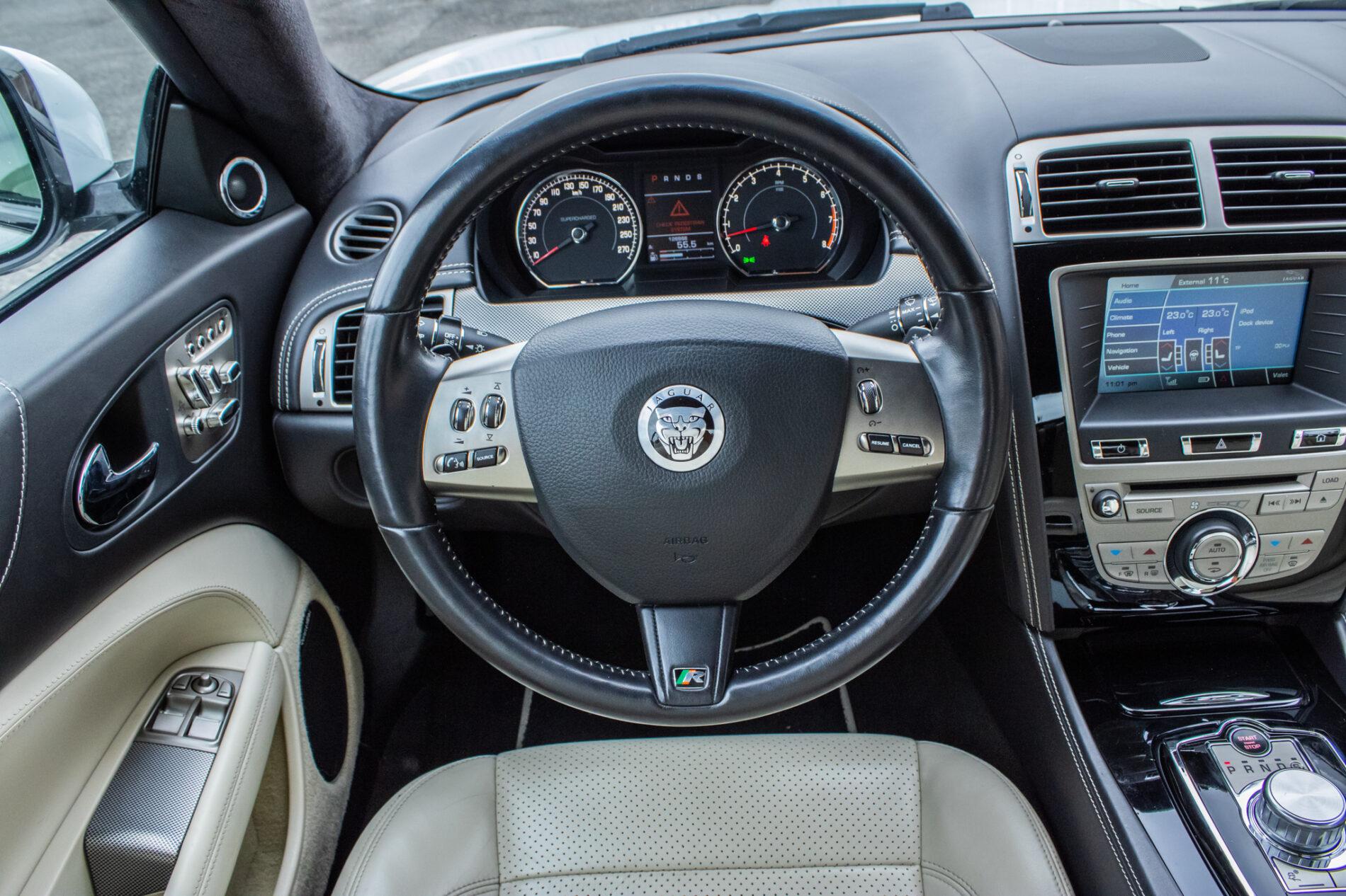 2010 Jaguar XKR, biela kupé, 126 966 km