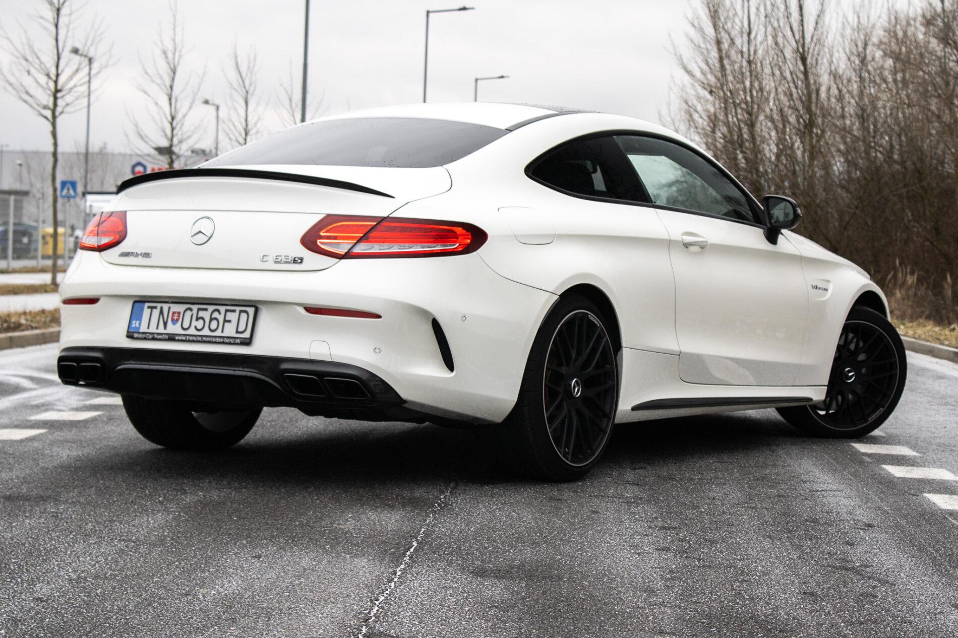 2016 Mercedes-Benz C 63 AMG S, biela kupé, 61 115 km