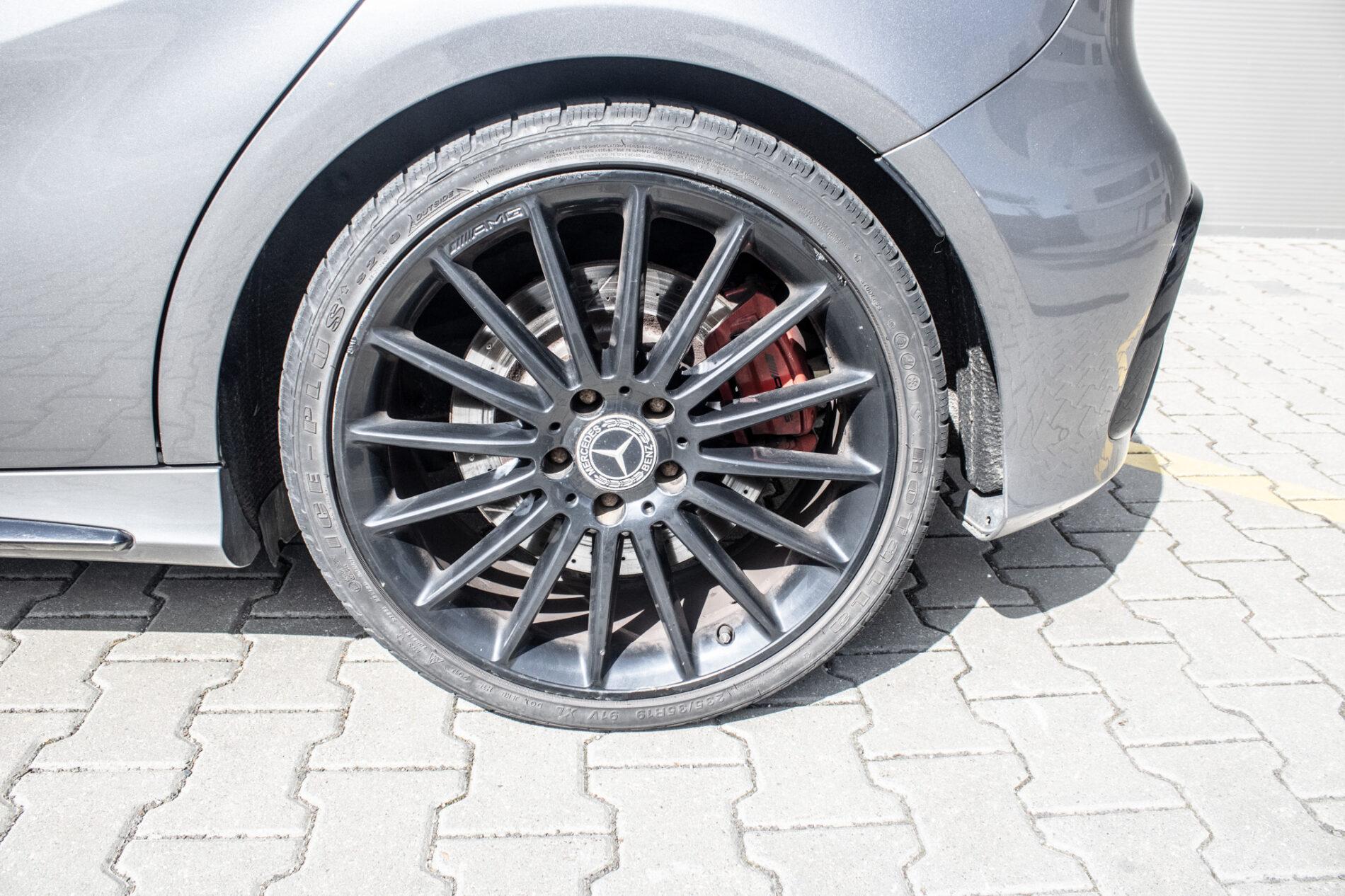 2013 Mercedes-Benz A 45 AMG, sivá hatchback, 199 113 km