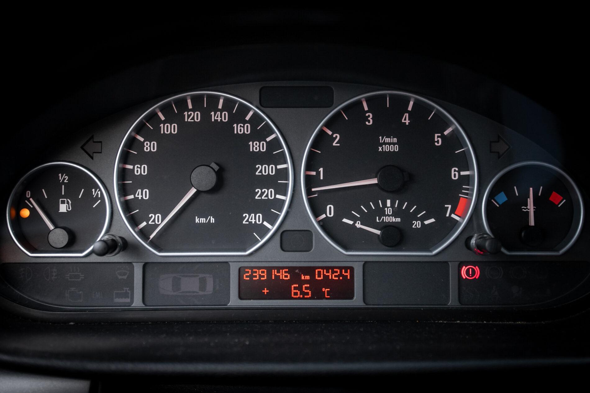 2003 BMW 325i, sivá sedan, 239 146 km