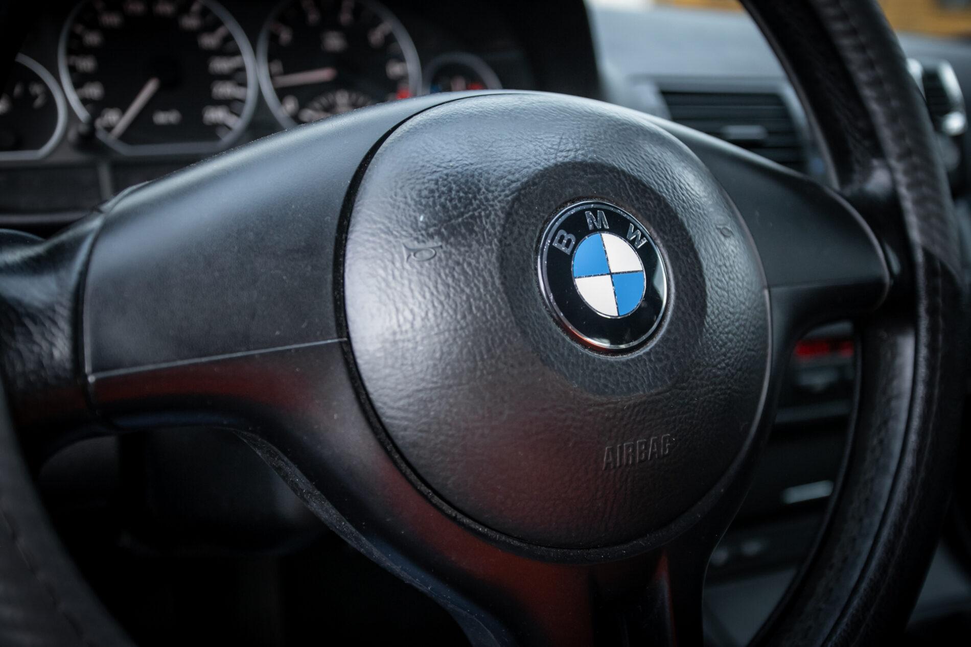 2003 BMW 325i, sivá sedan, 239 146 km