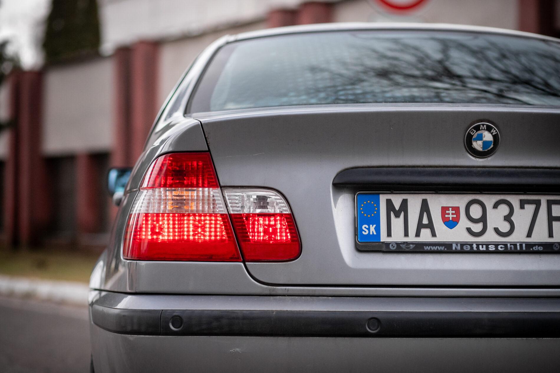 2003 BMW 325i, sivá sedan, 239 146 km