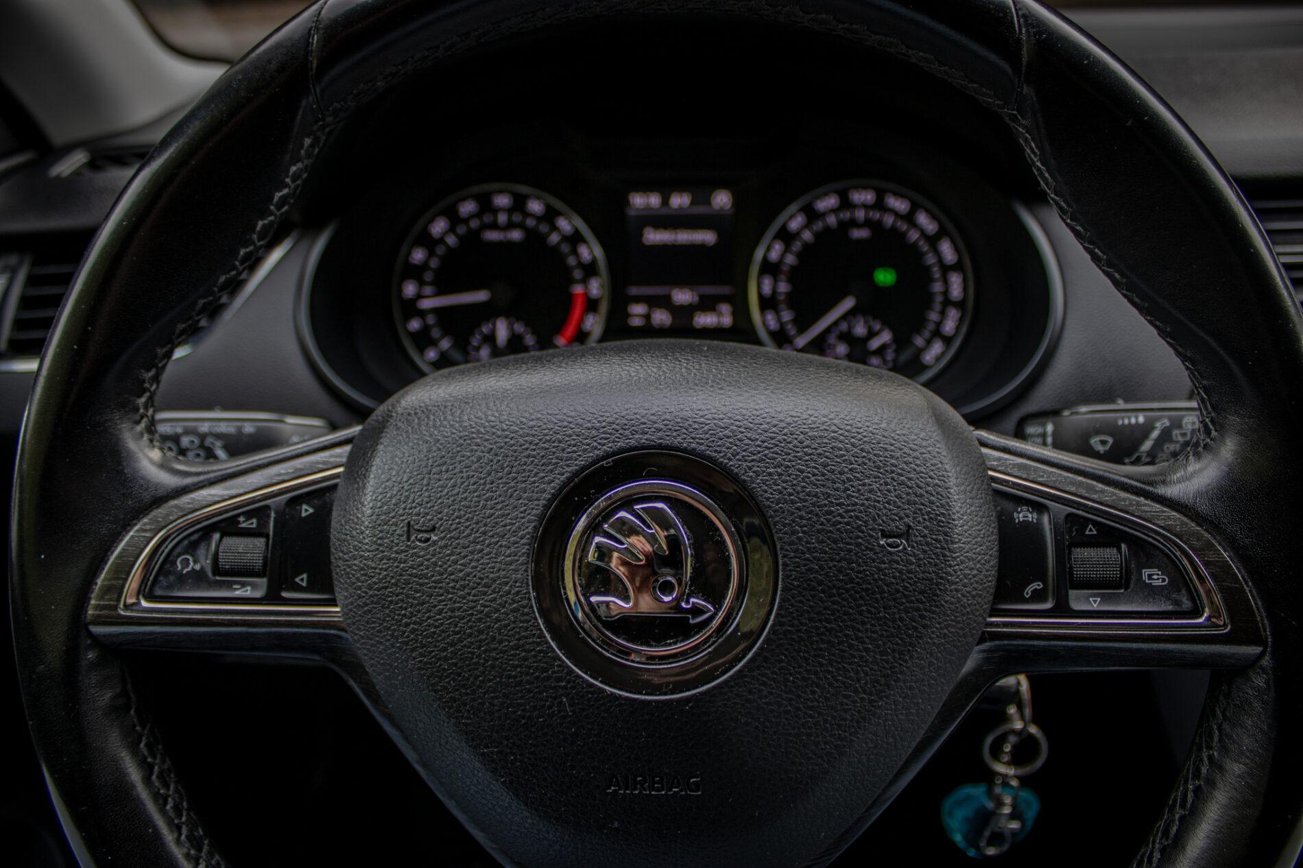 2015 Skoda Octavia RS, modrá kombi, 284 138 km