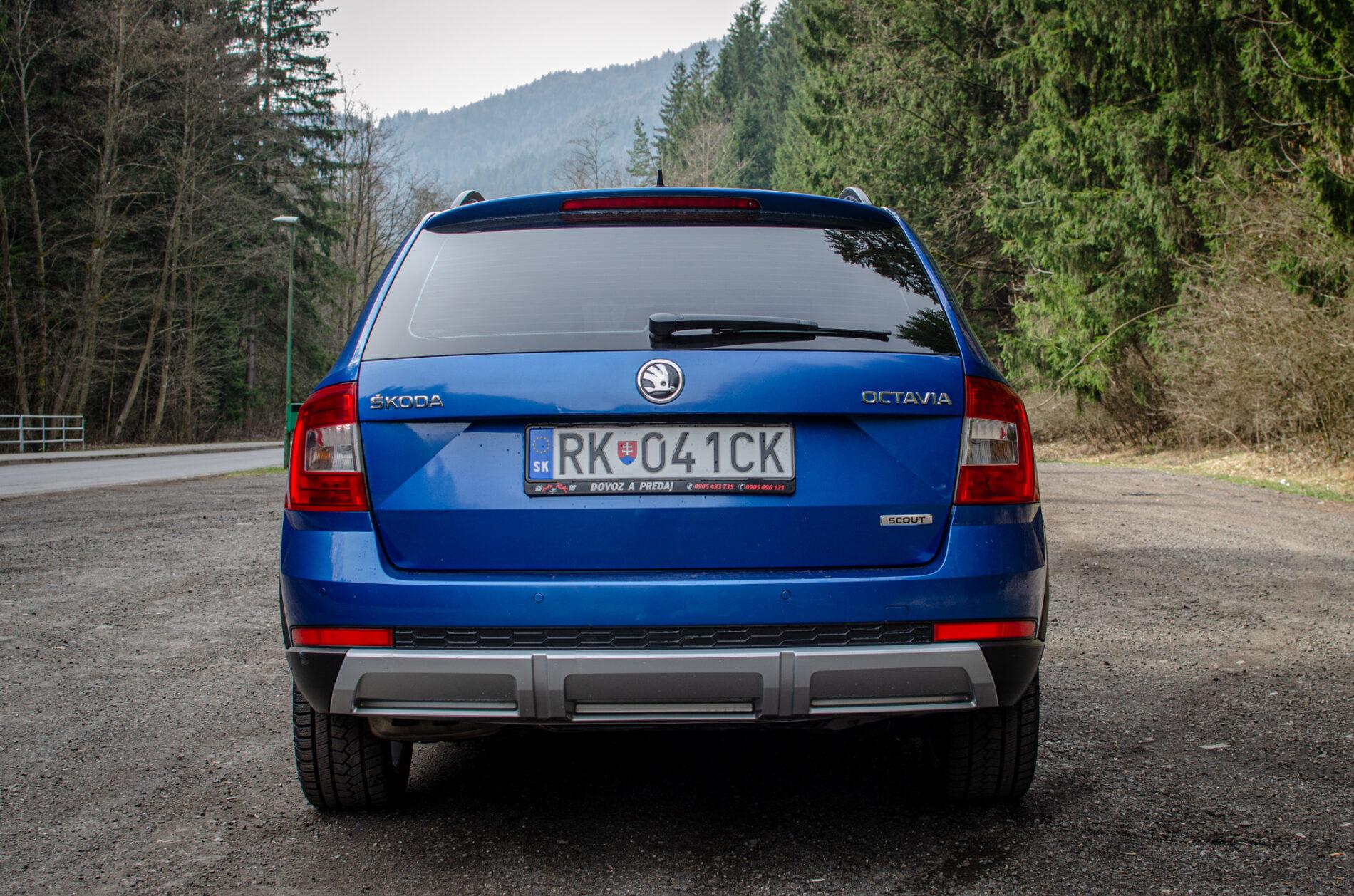 2015 Skoda Octavia RS, modrá kombi, 284 138 km