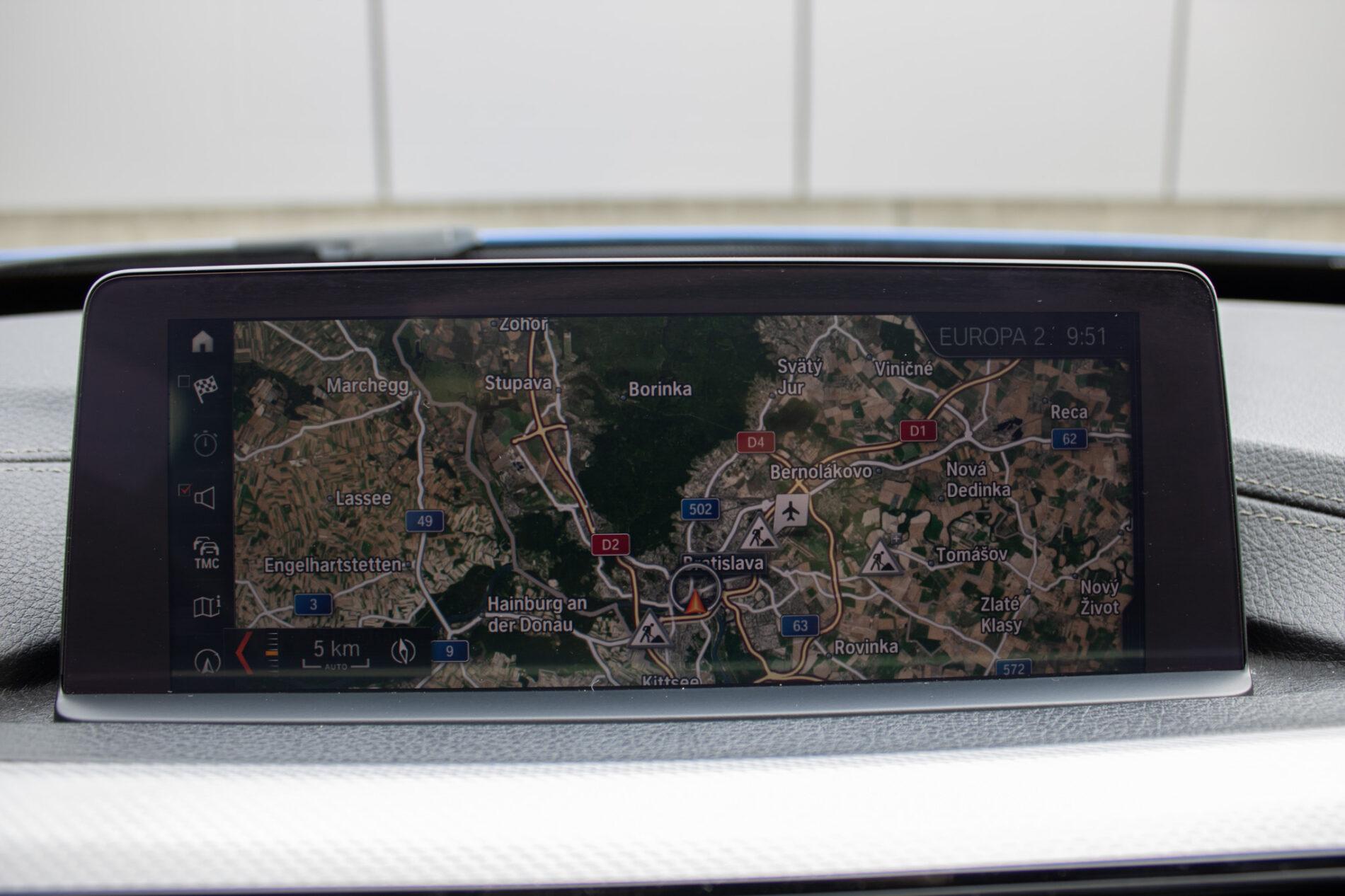 2017 BMW 330i, modrá sedan, 107 456 km