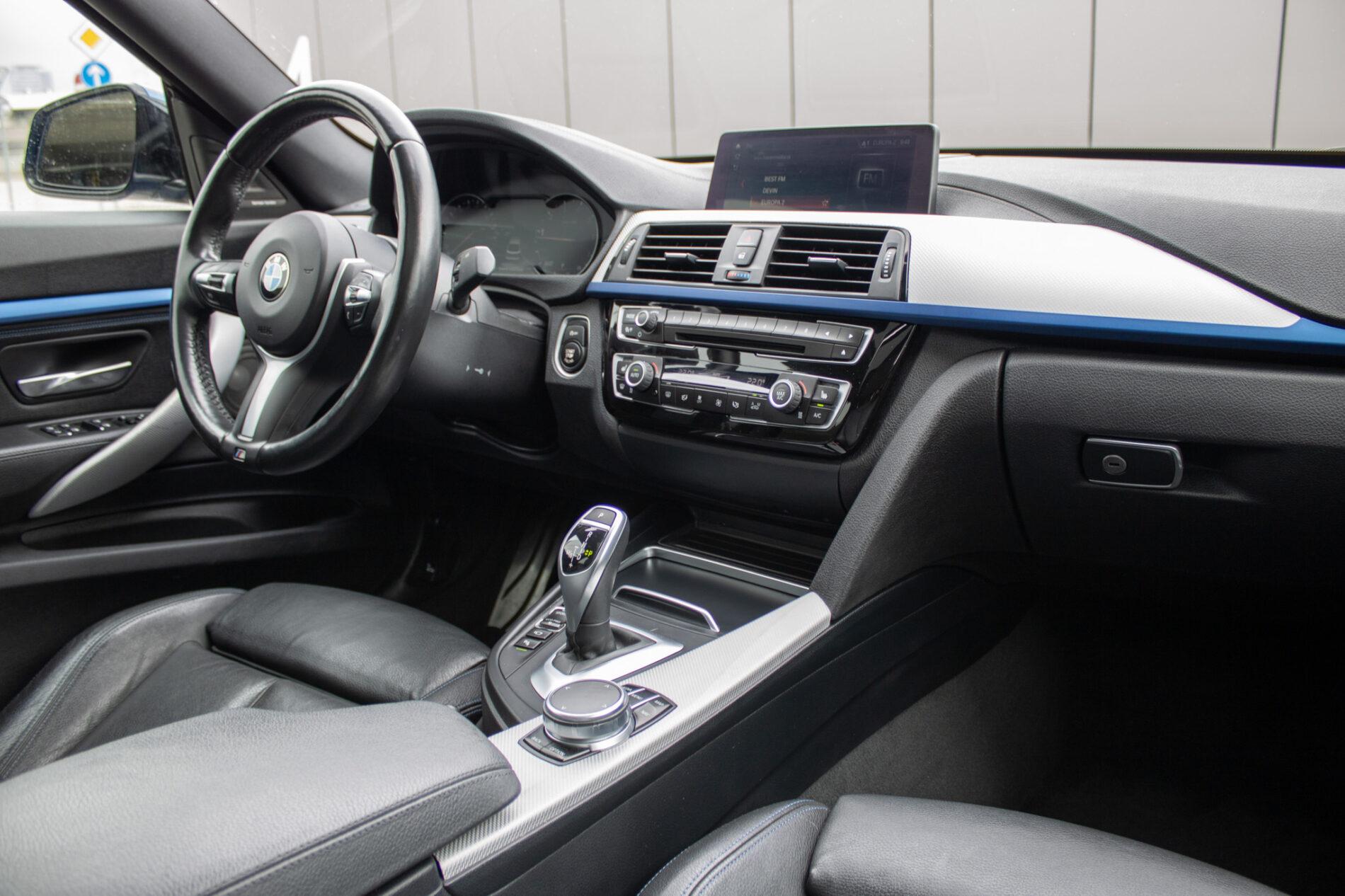2017 BMW 330i, modrá sedan, 107 456 km