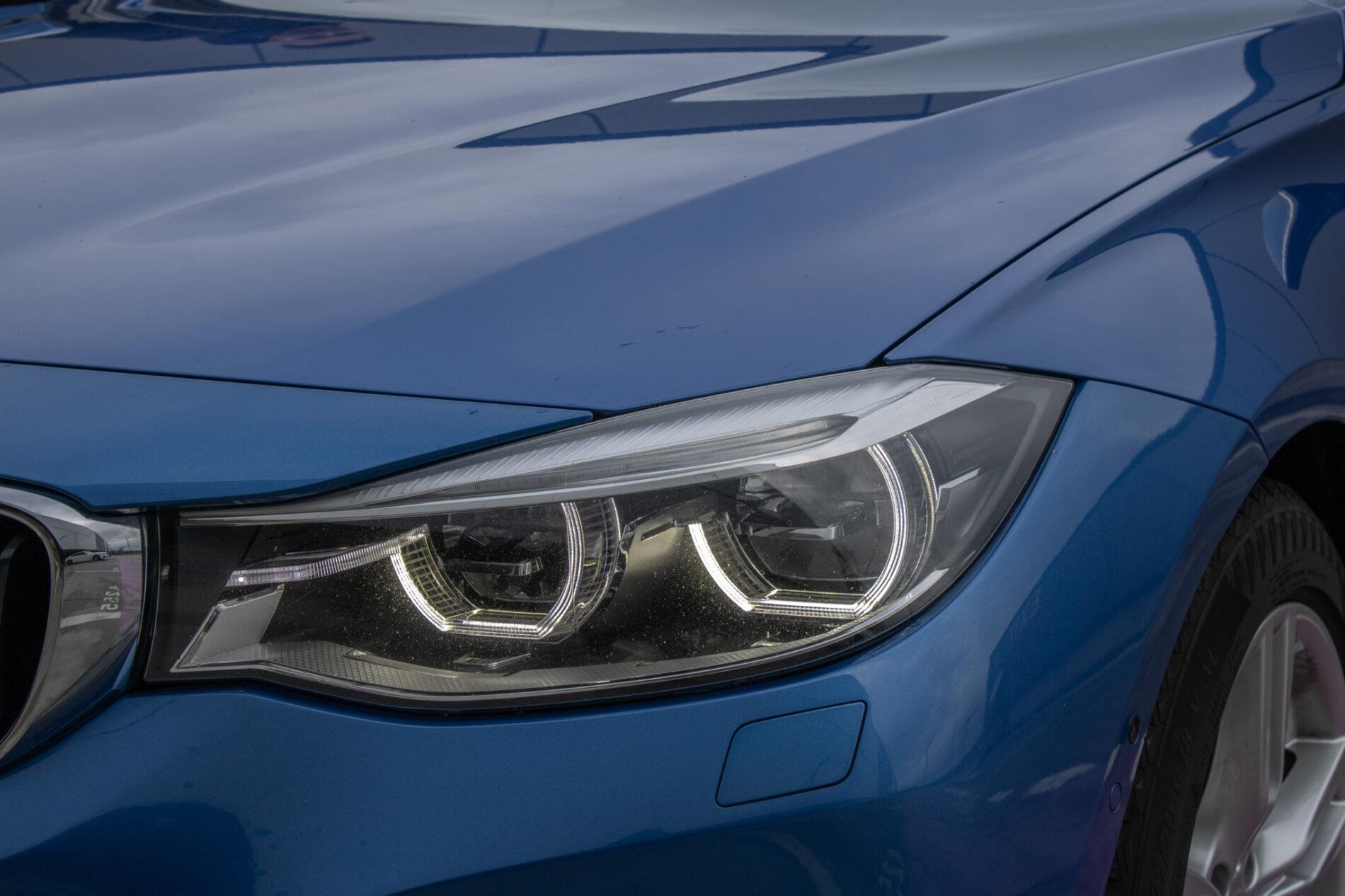 2017 BMW 330i, modrá sedan, 107 456 km