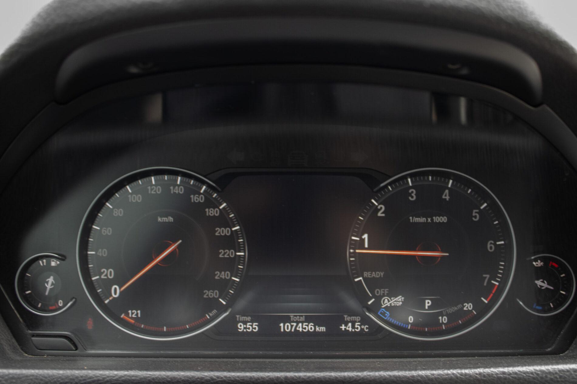 2017 BMW 330i, modrá sedan, 107 456 km