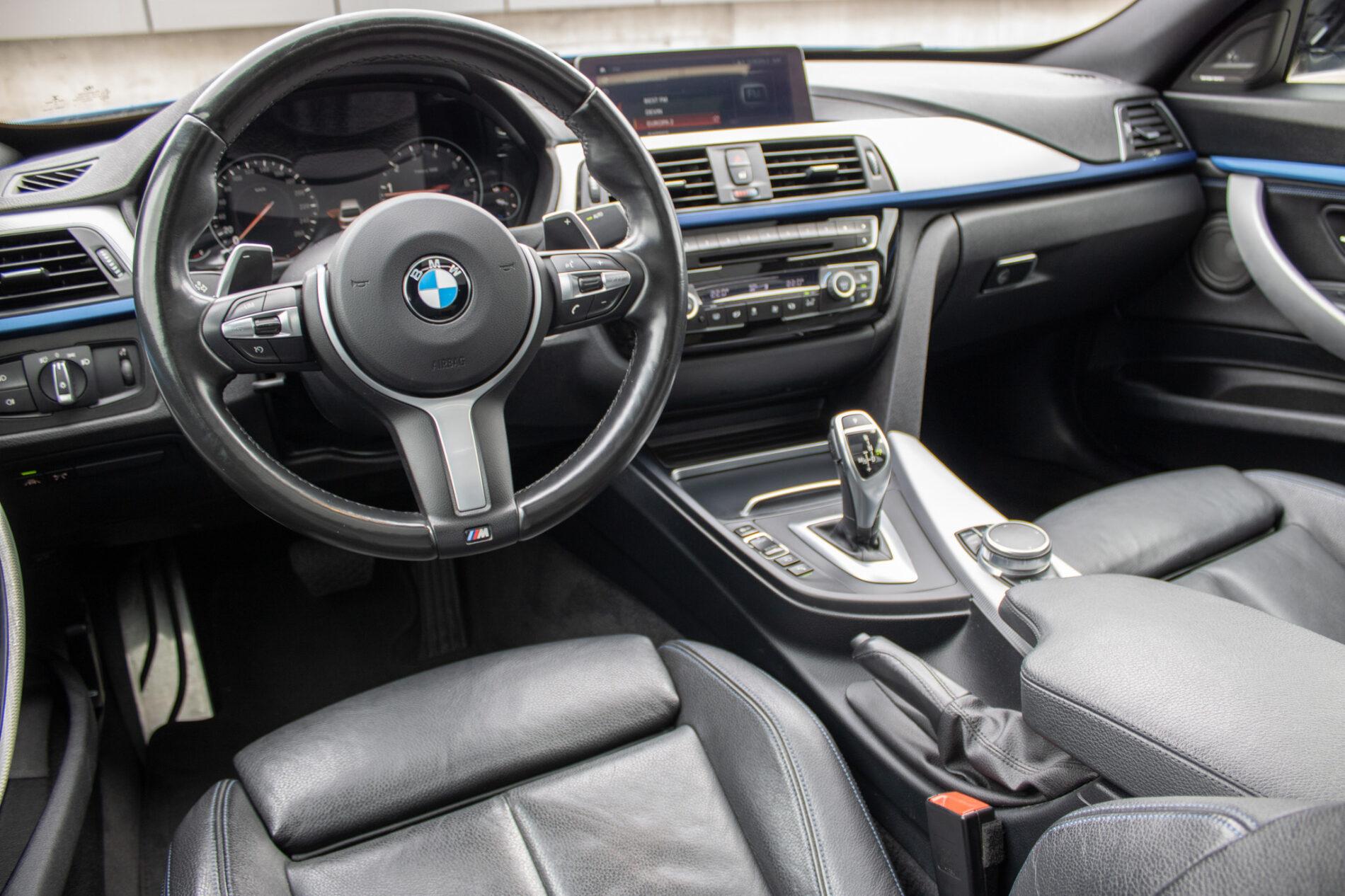 2017 BMW 330i, modrá sedan, 107 456 km