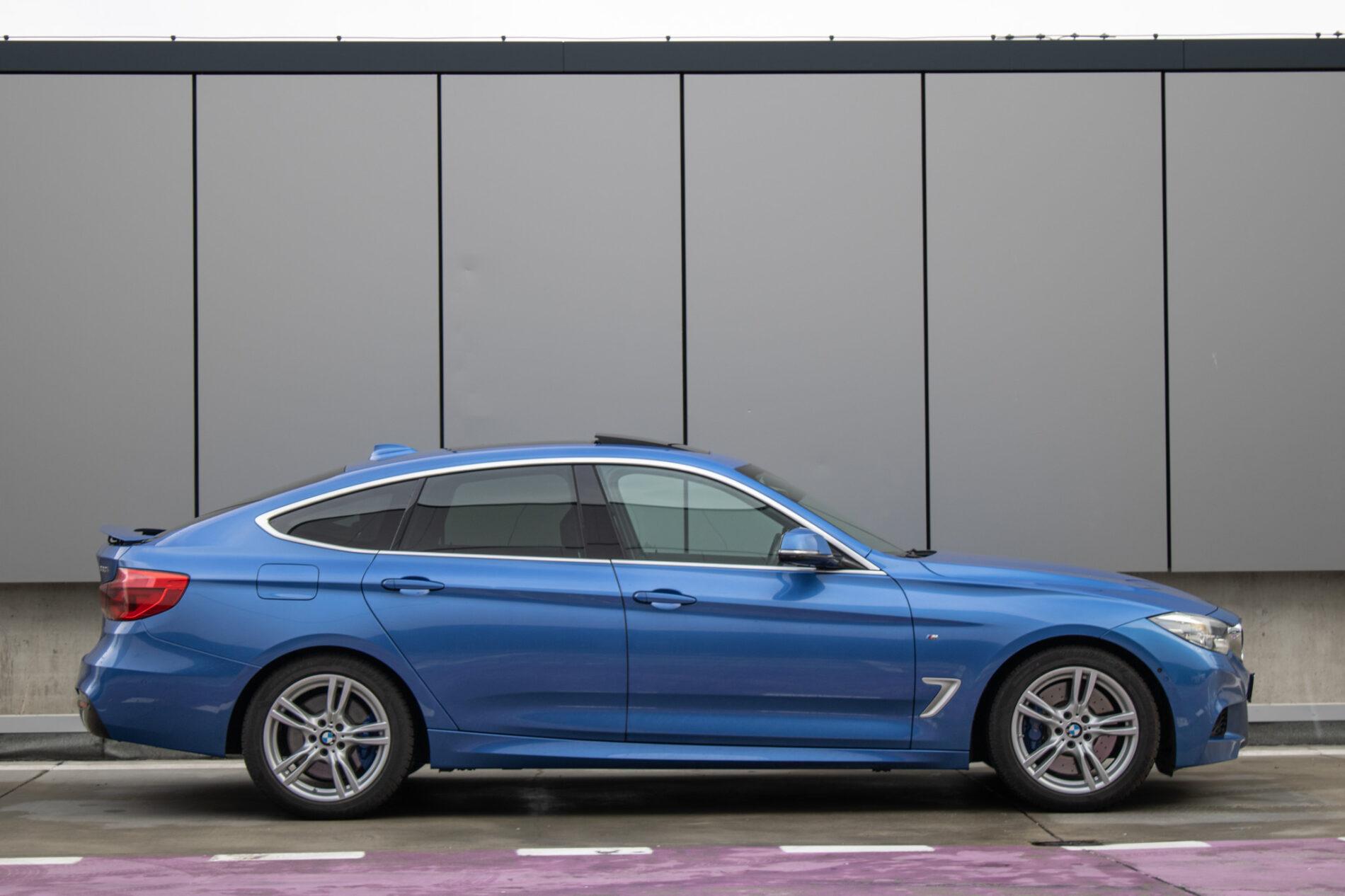 2017 BMW 330i, modrá sedan, 107 456 km