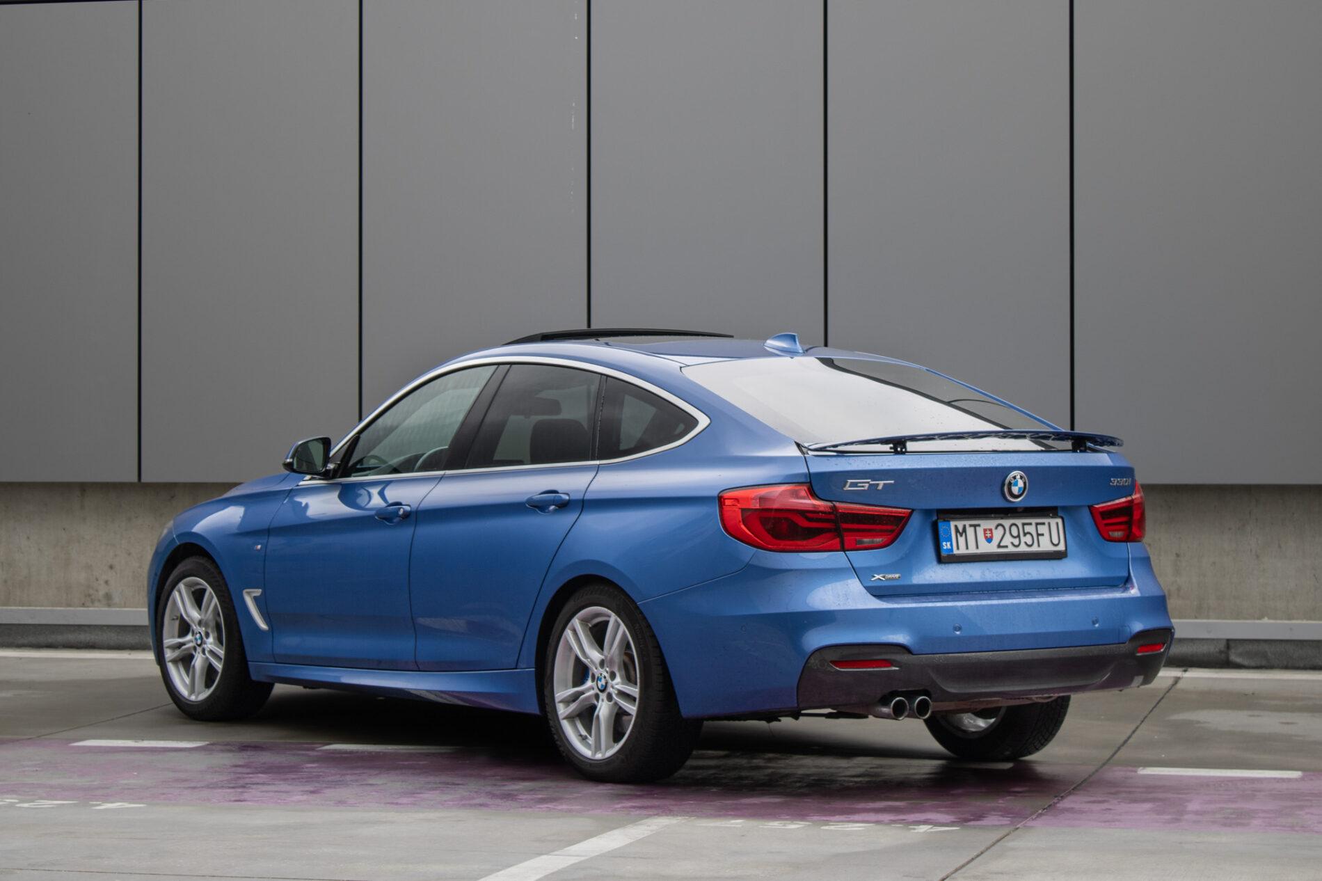 2017 BMW 330i, modrá sedan, 107 456 km