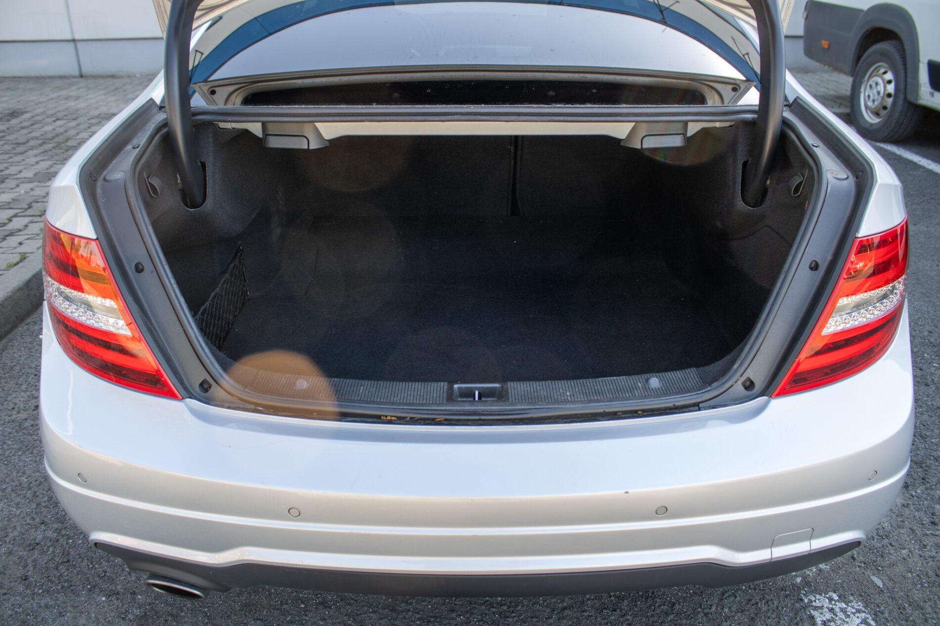 2014 Mercedes-Benz C 250d, strieborná kupé, 136 613 km