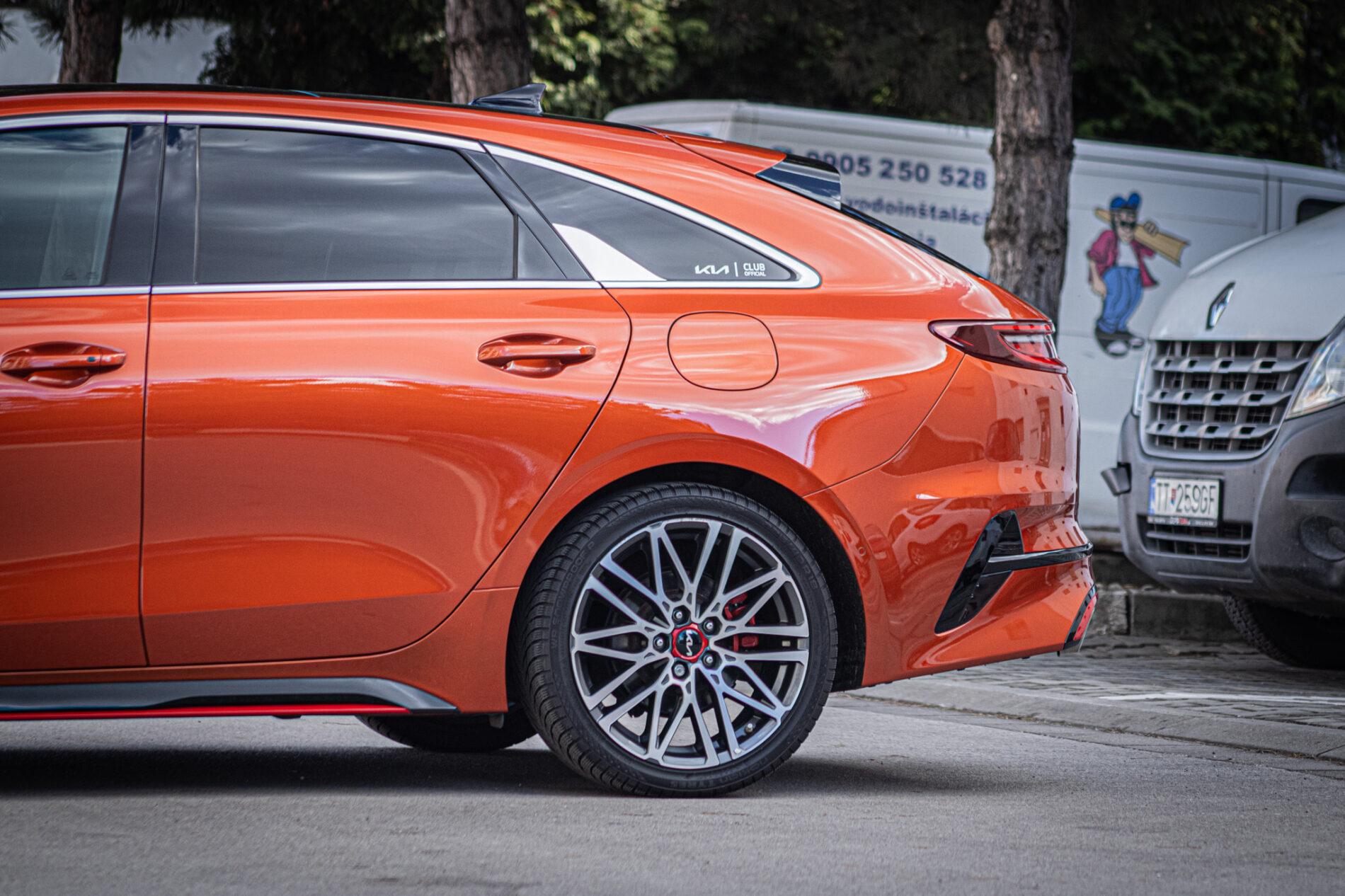 2023 Kia ProCeed GT, oranžová hatchback, 73 801 km