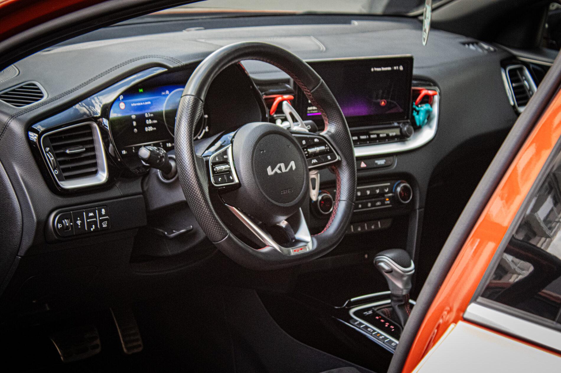 2023 Kia ProCeed GT, oranžová hatchback, 73 801 km