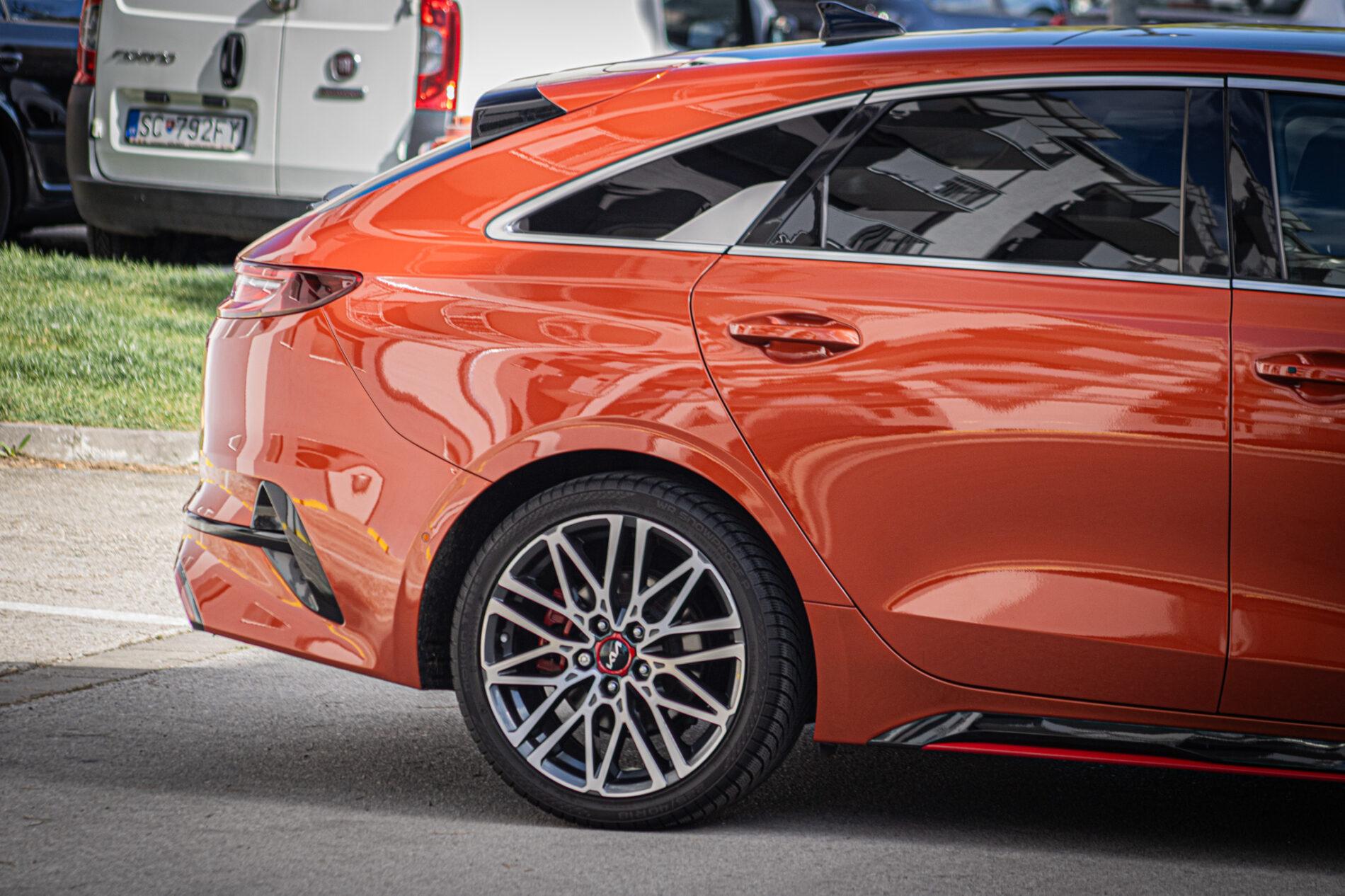 2023 Kia ProCeed GT, oranžová hatchback, 73 801 km