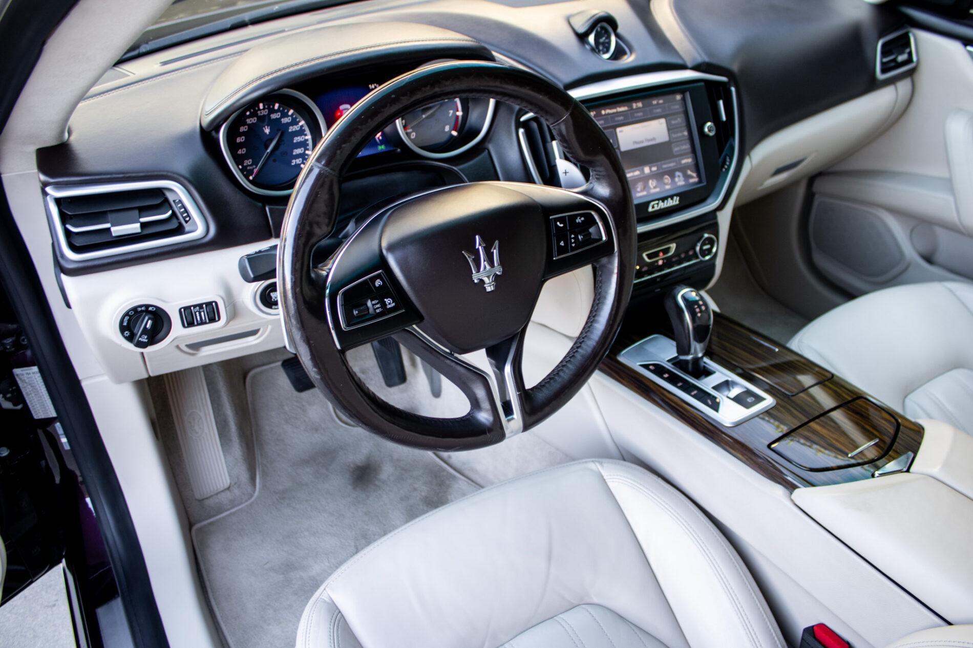 2015 Maserati Ghibli, červená sedan, 108 508 km