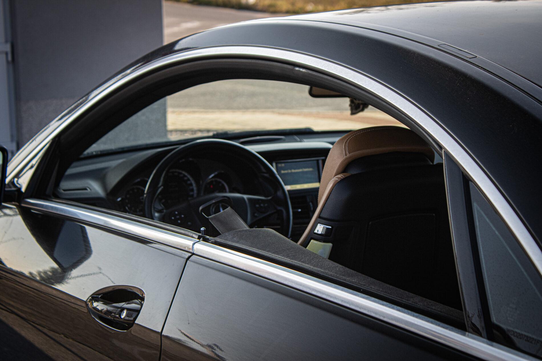 2011 Mercedes-Benz E 300 CDI, čierna kupé, 266 135 km