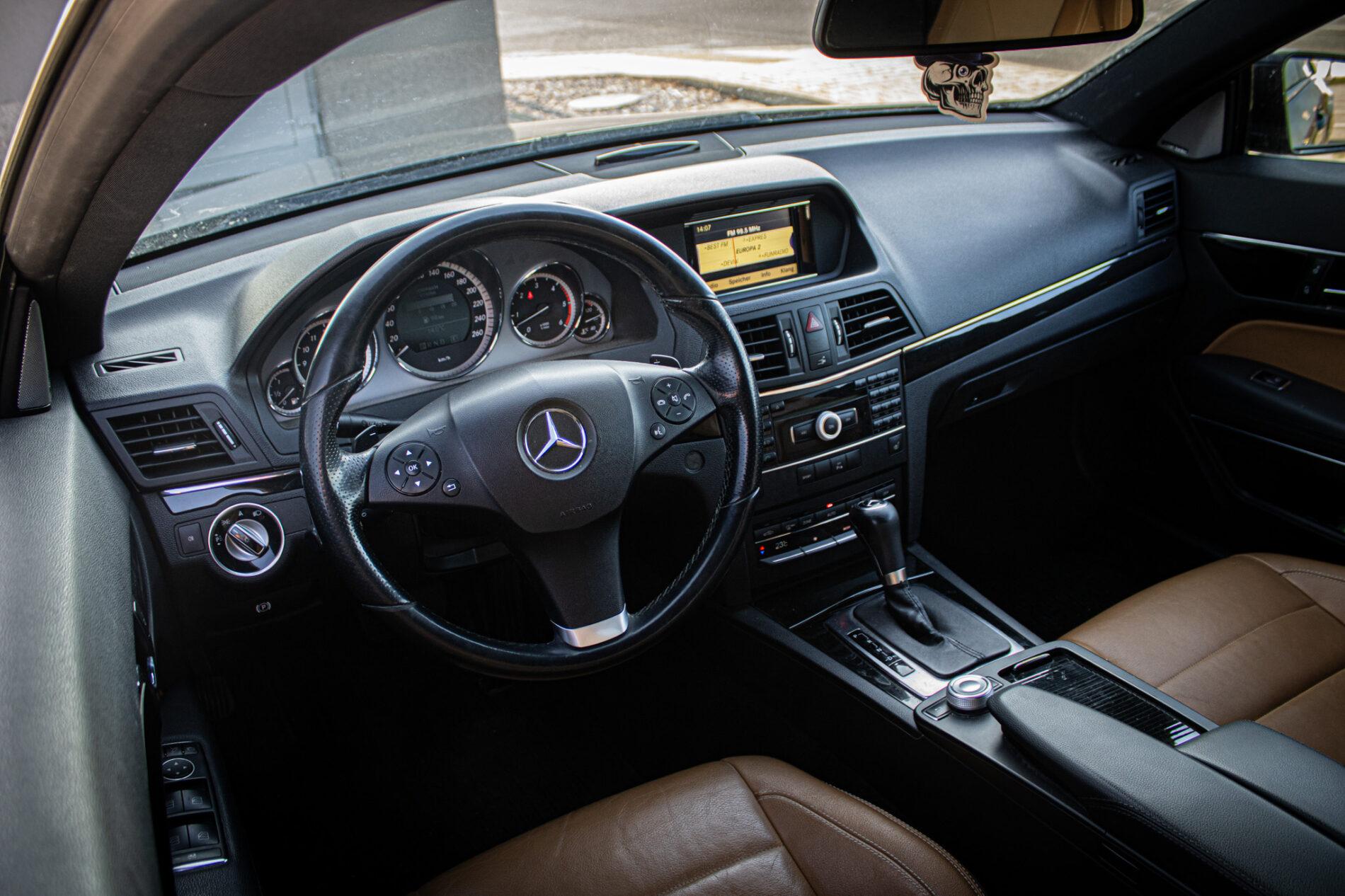 2011 Mercedes-Benz E 300 CDI, čierna kupé, 266 135 km