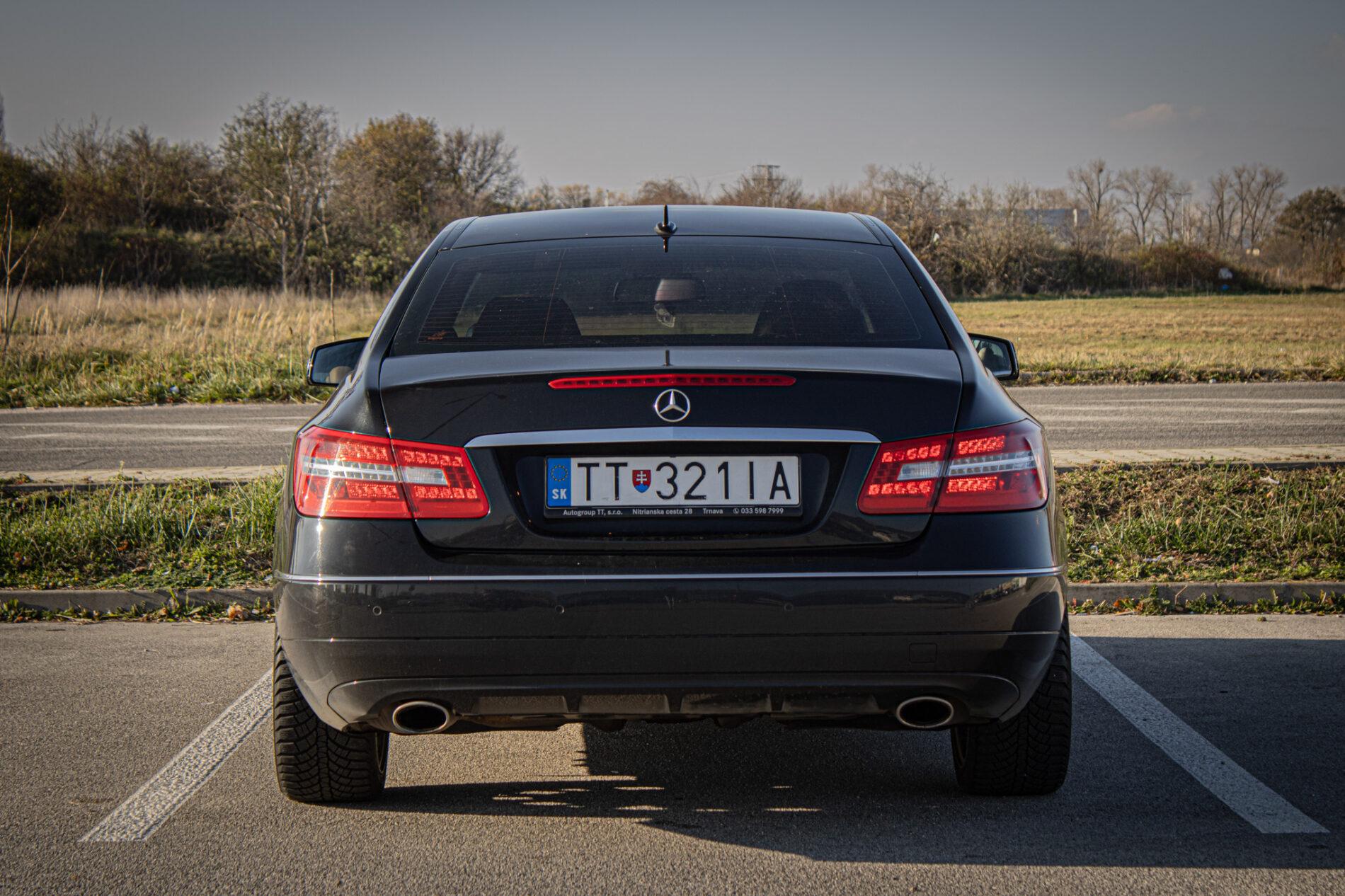 2011 Mercedes-Benz E 300 CDI, čierna kupé, 266 135 km
