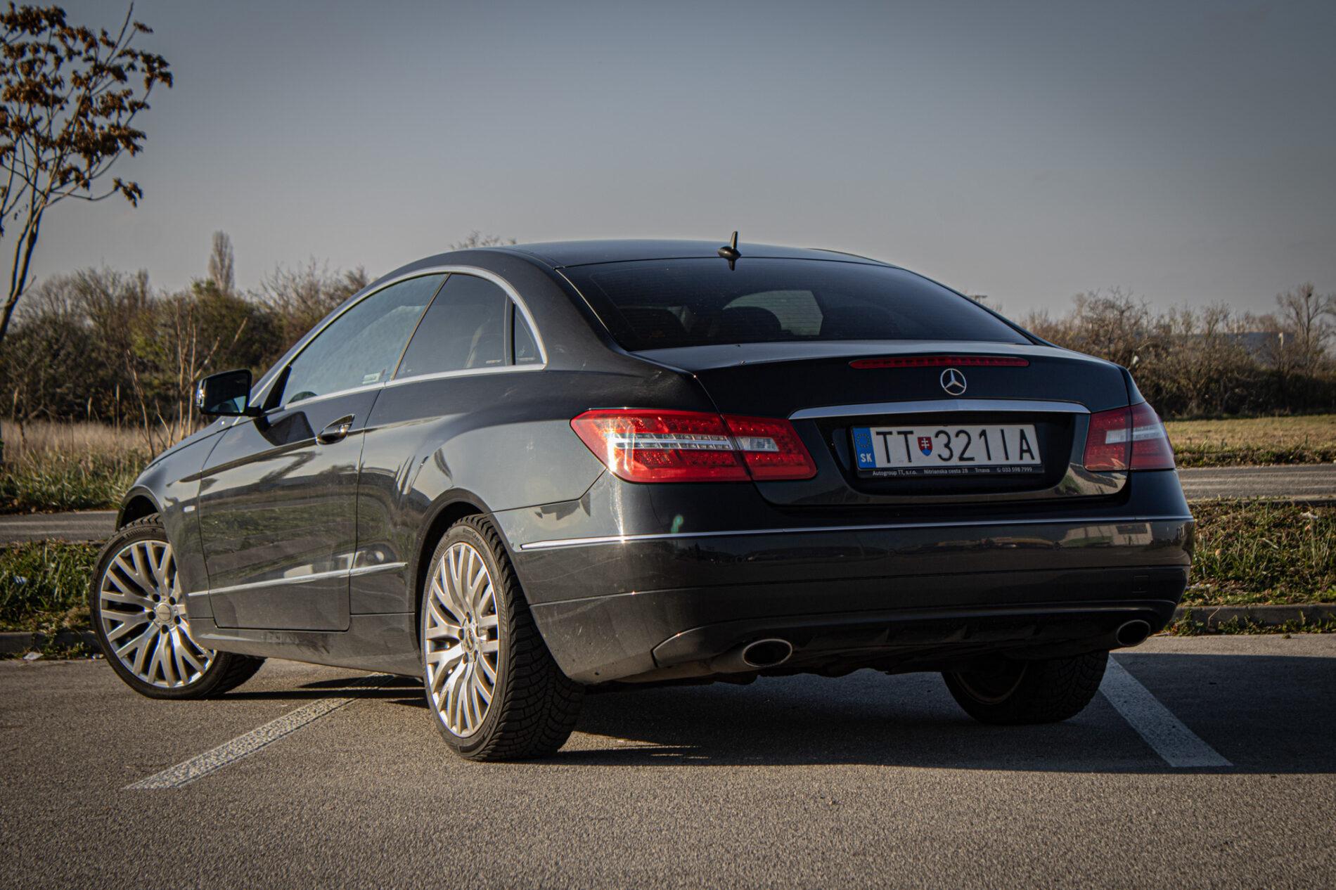 2011 Mercedes-Benz E 300 CDI, čierna kupé, 266 135 km