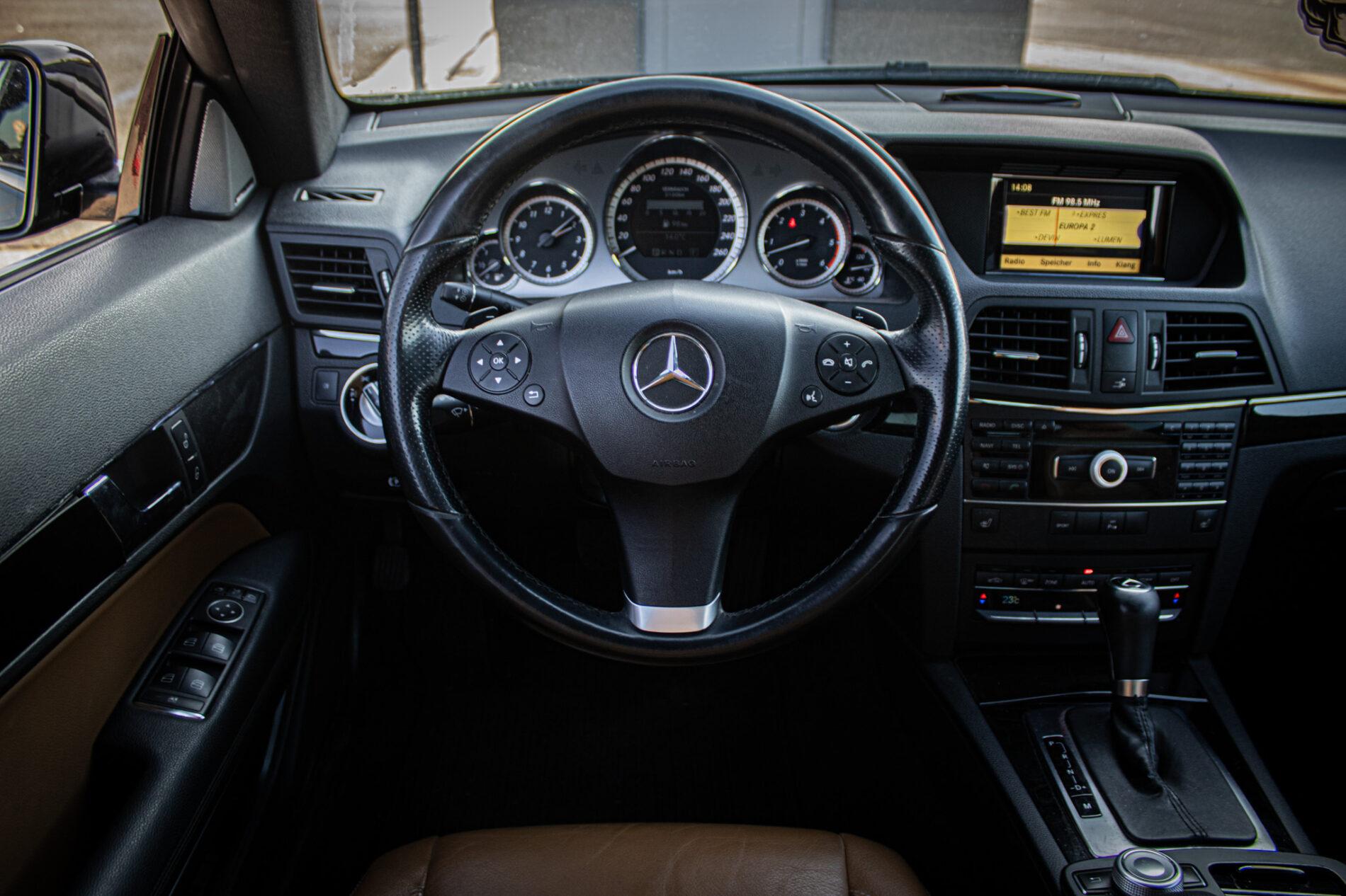 2011 Mercedes-Benz E 300 CDI, čierna kupé, 266 135 km