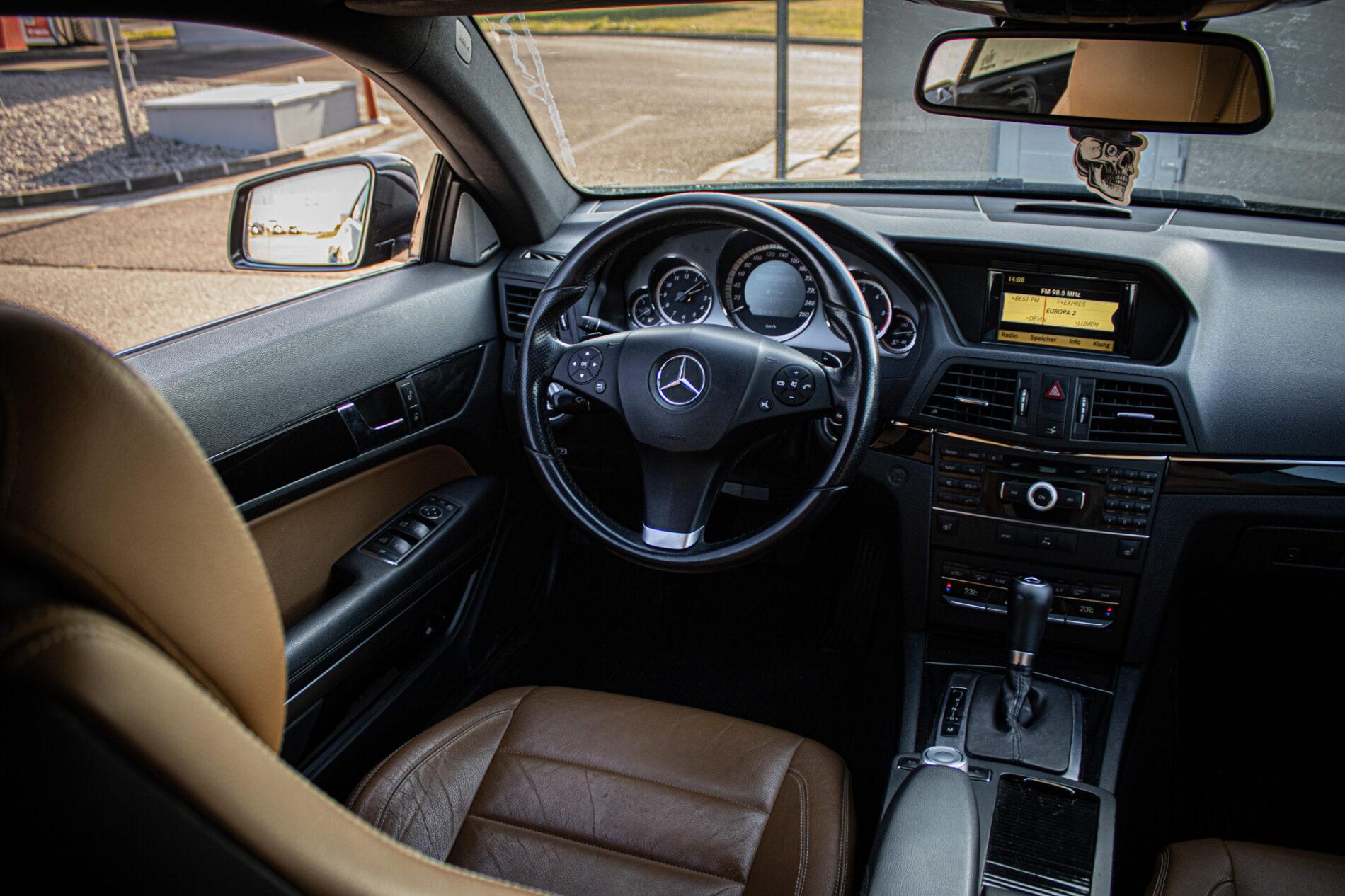 2011 Mercedes-Benz E 300 CDI, čierna kupé, 266 135 km
