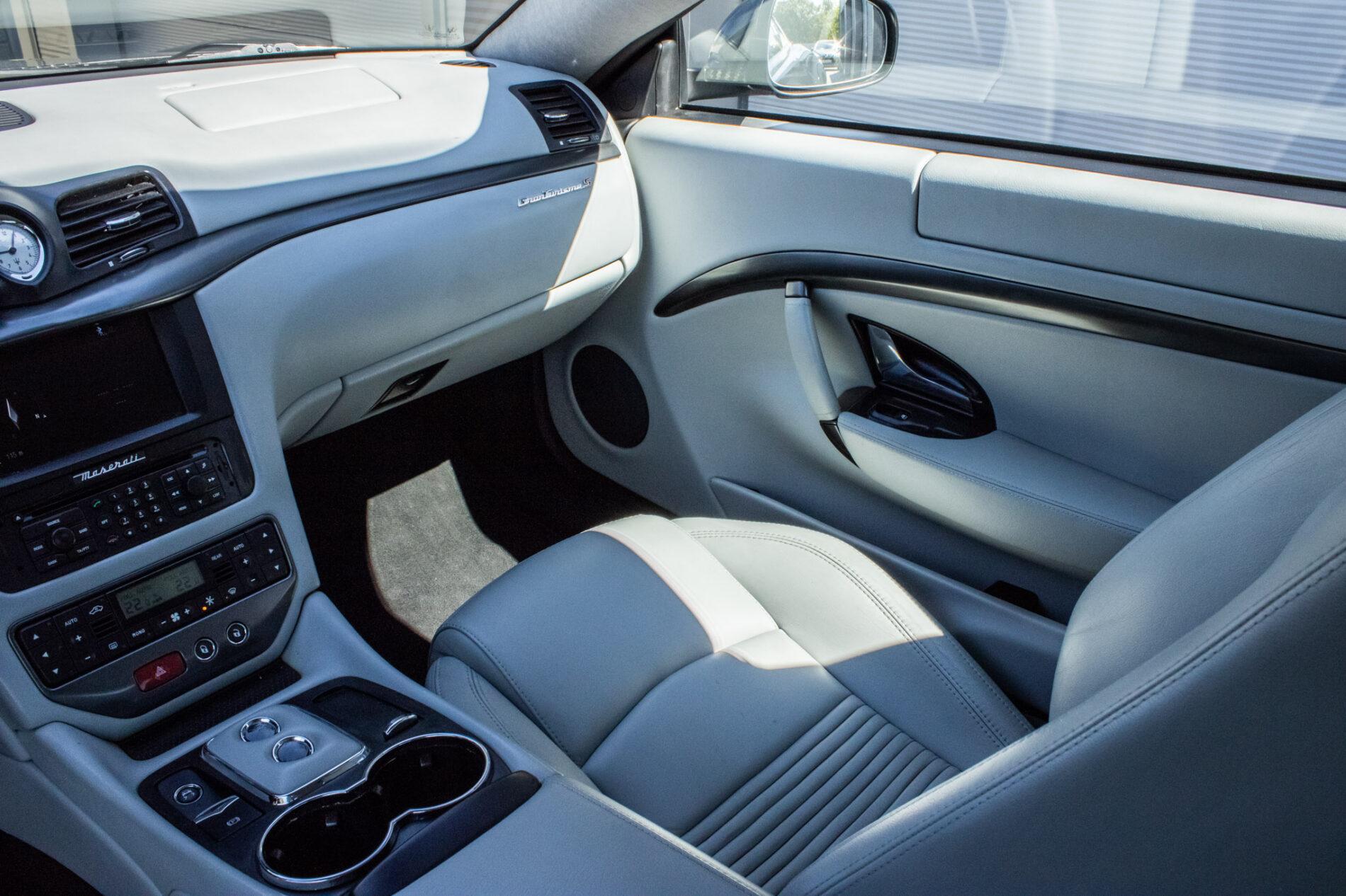 2008 Maserati GranTurismo, sivá kupé, 93 880 km