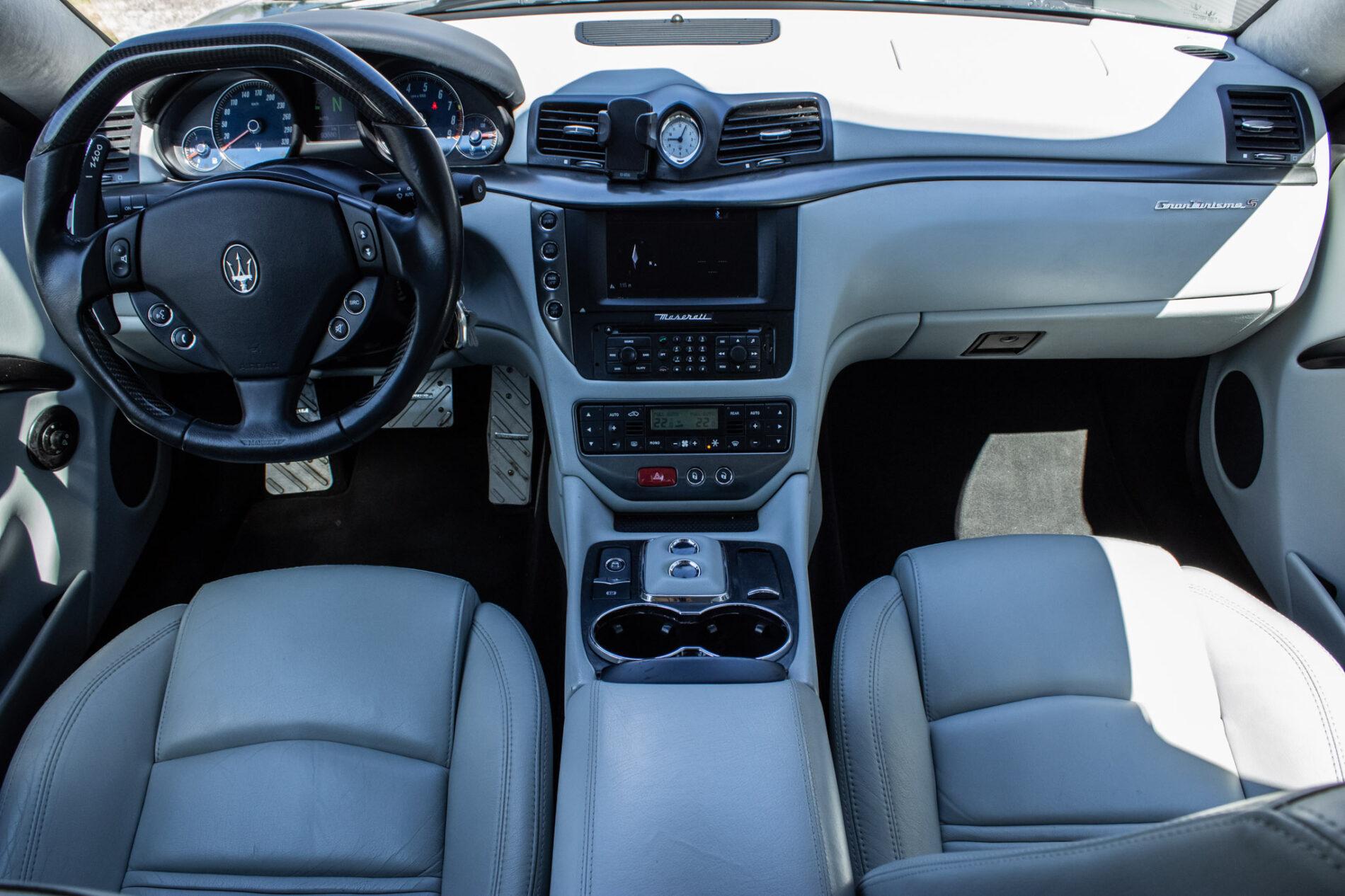 2008 Maserati GranTurismo, sivá kupé, 93 880 km
