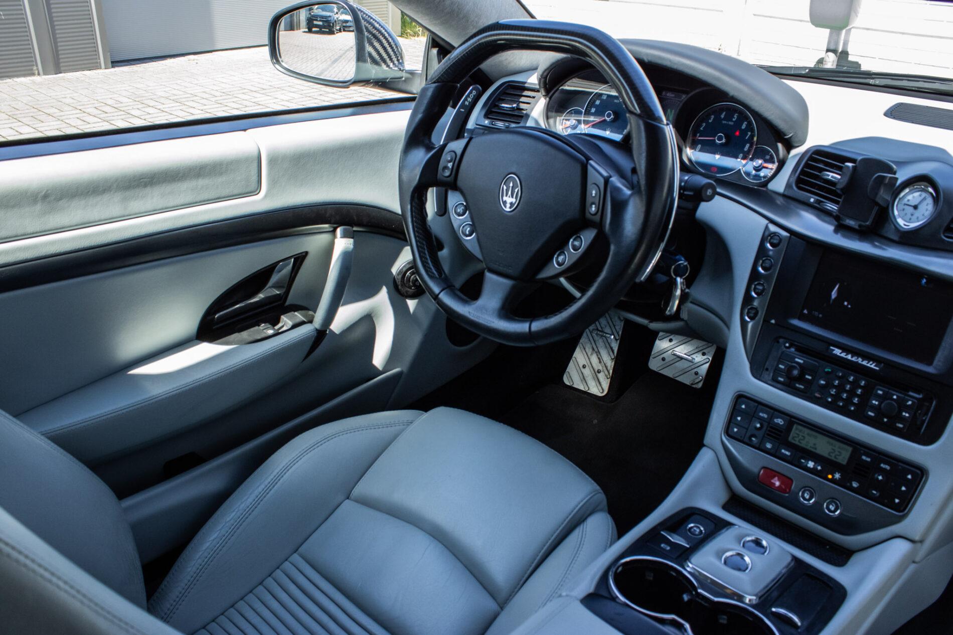 2008 Maserati GranTurismo, sivá kupé, 93 880 km