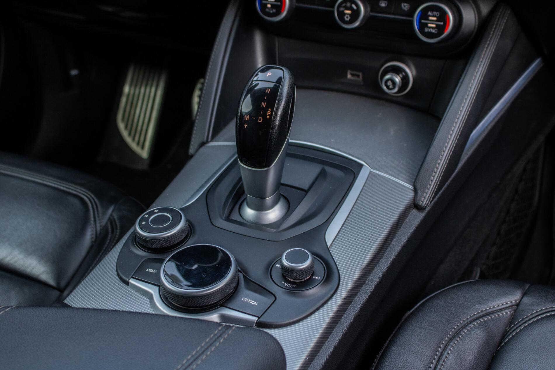 2018 Alfa Romeo Stelvio, modrá suv, 64 771 km