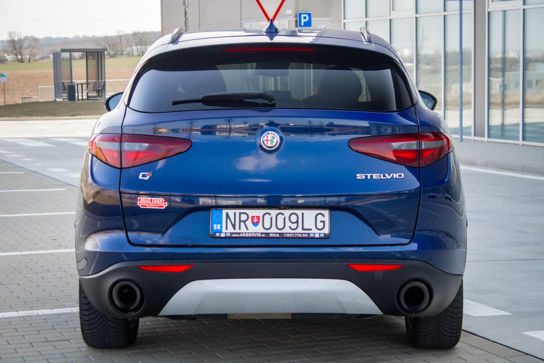 2018 Alfa Romeo Stelvio, modrá suv, 64 771 km