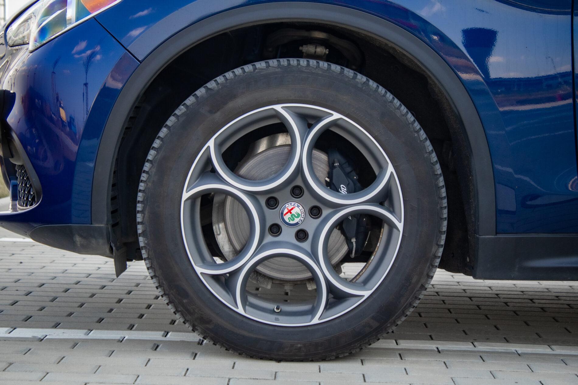 2018 Alfa Romeo Stelvio, modrá suv, 64 771 km