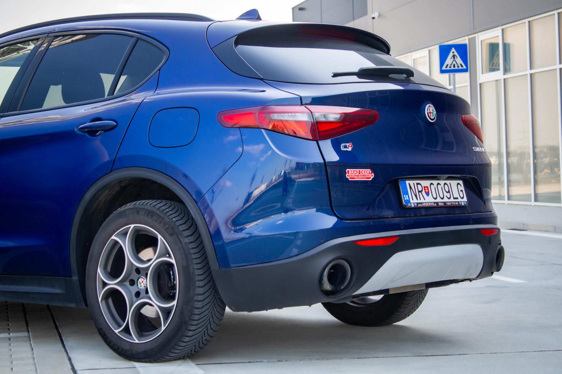 2018 Alfa Romeo Stelvio, modrá suv, 64 771 km