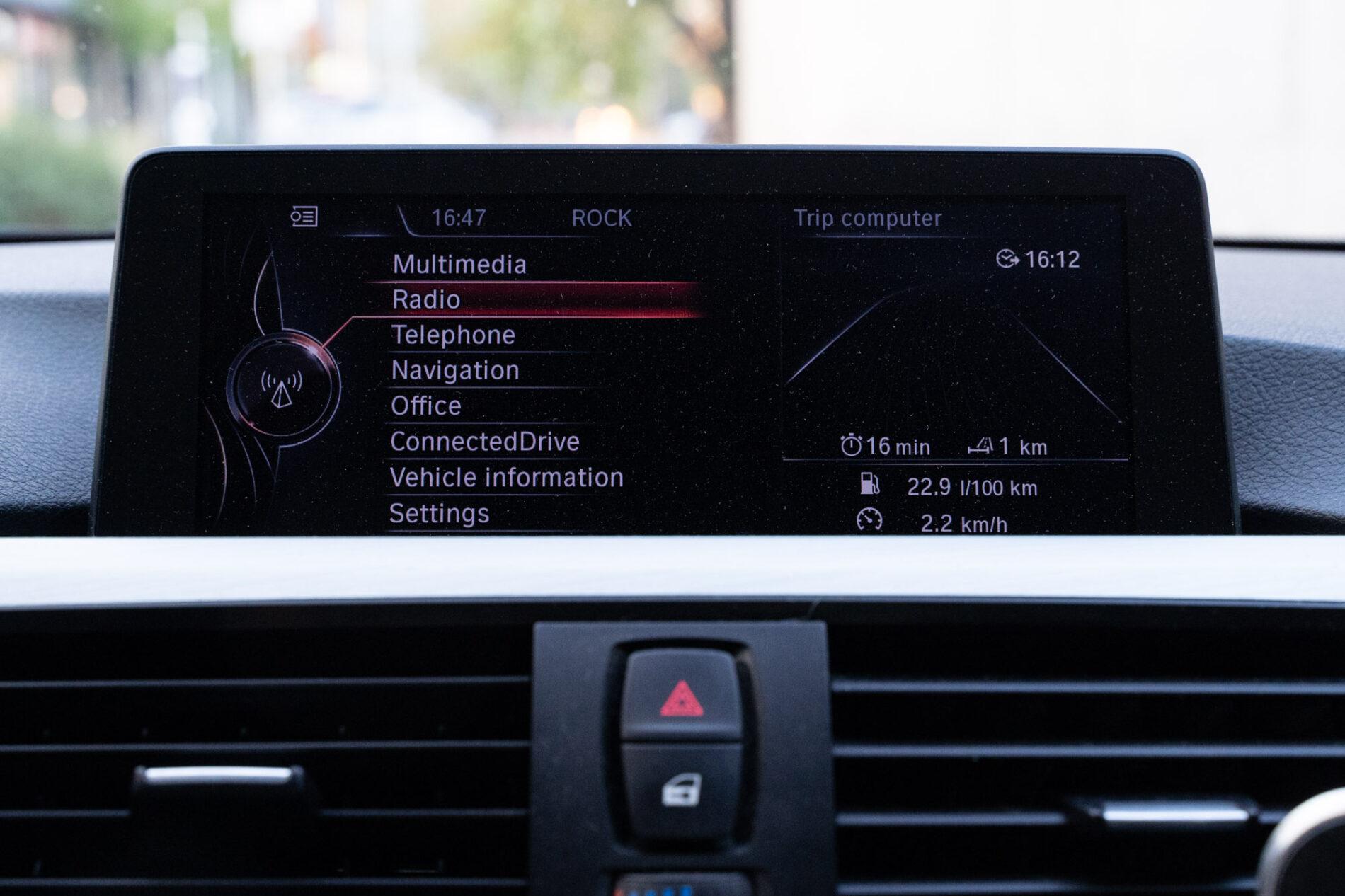 2012 BMW 330d, čierna kombi, 328 280 km