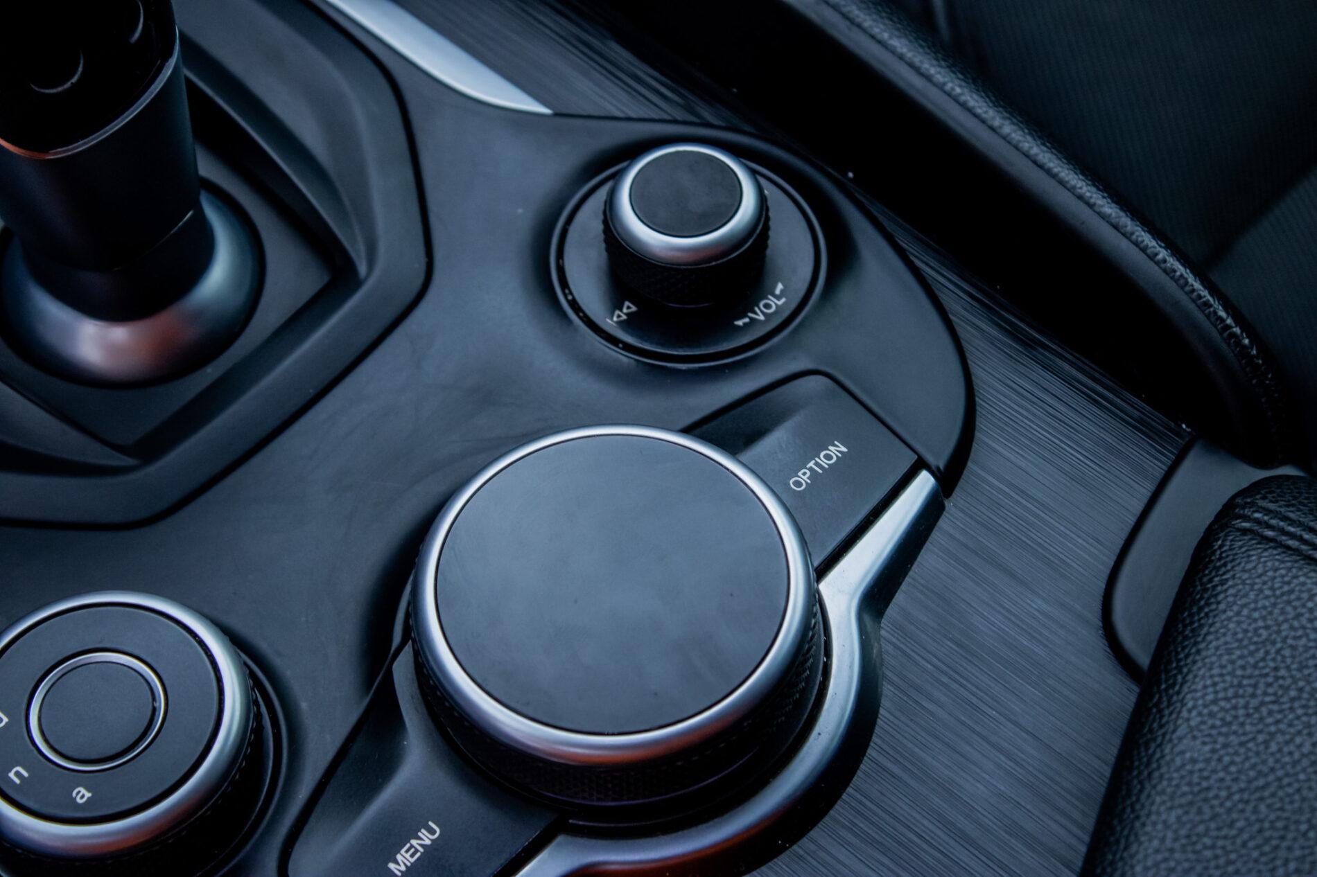 2016 Alfa Romeo Giulia, čierna sedan, 64 190 km