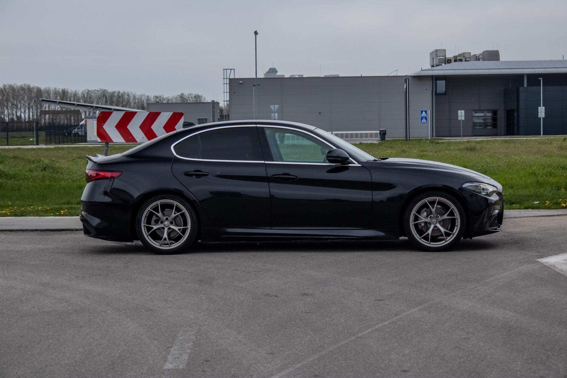 2016 Alfa Romeo Giulia, čierna sedan, 64 190 km