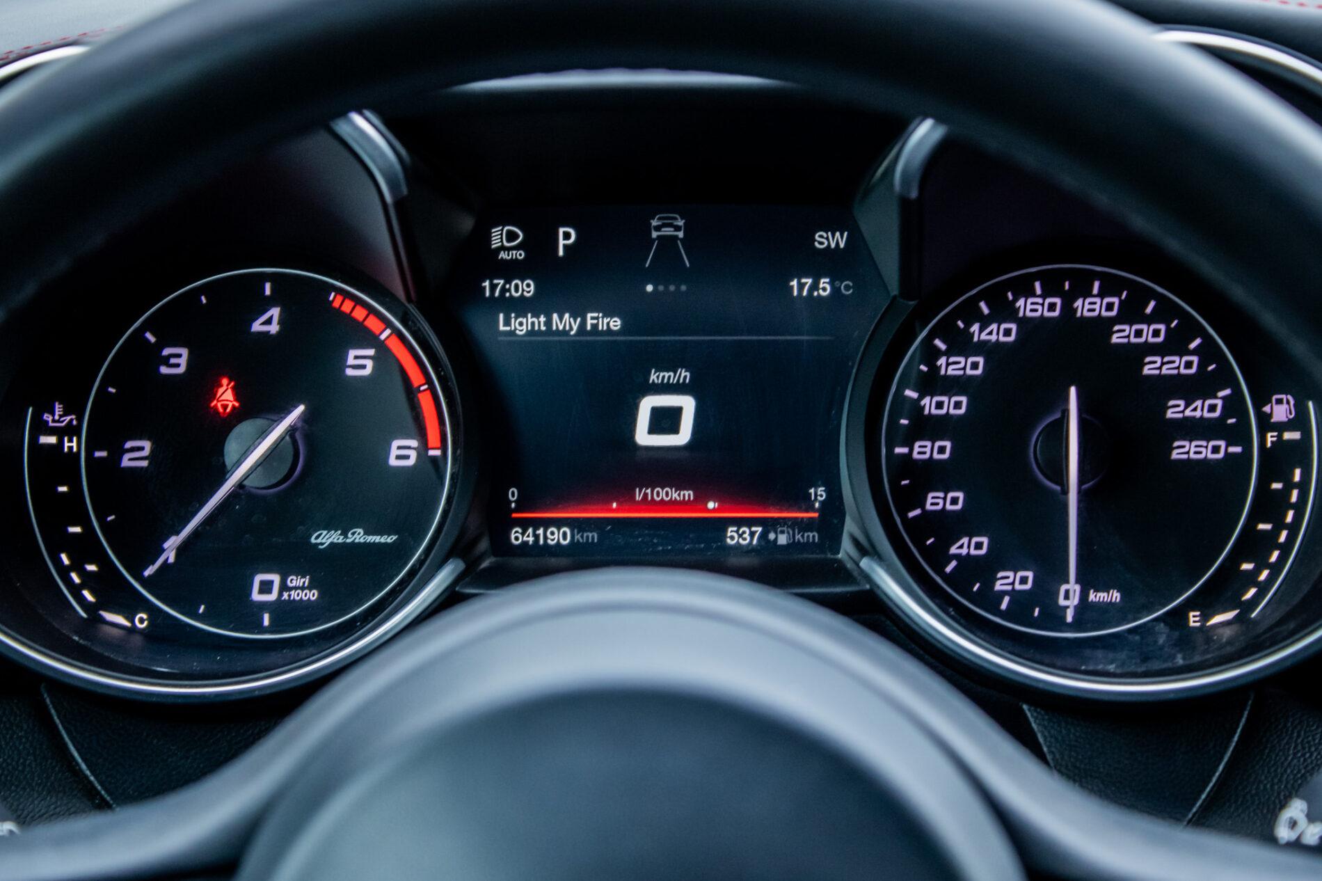 2016 Alfa Romeo Giulia, čierna sedan, 64 190 km