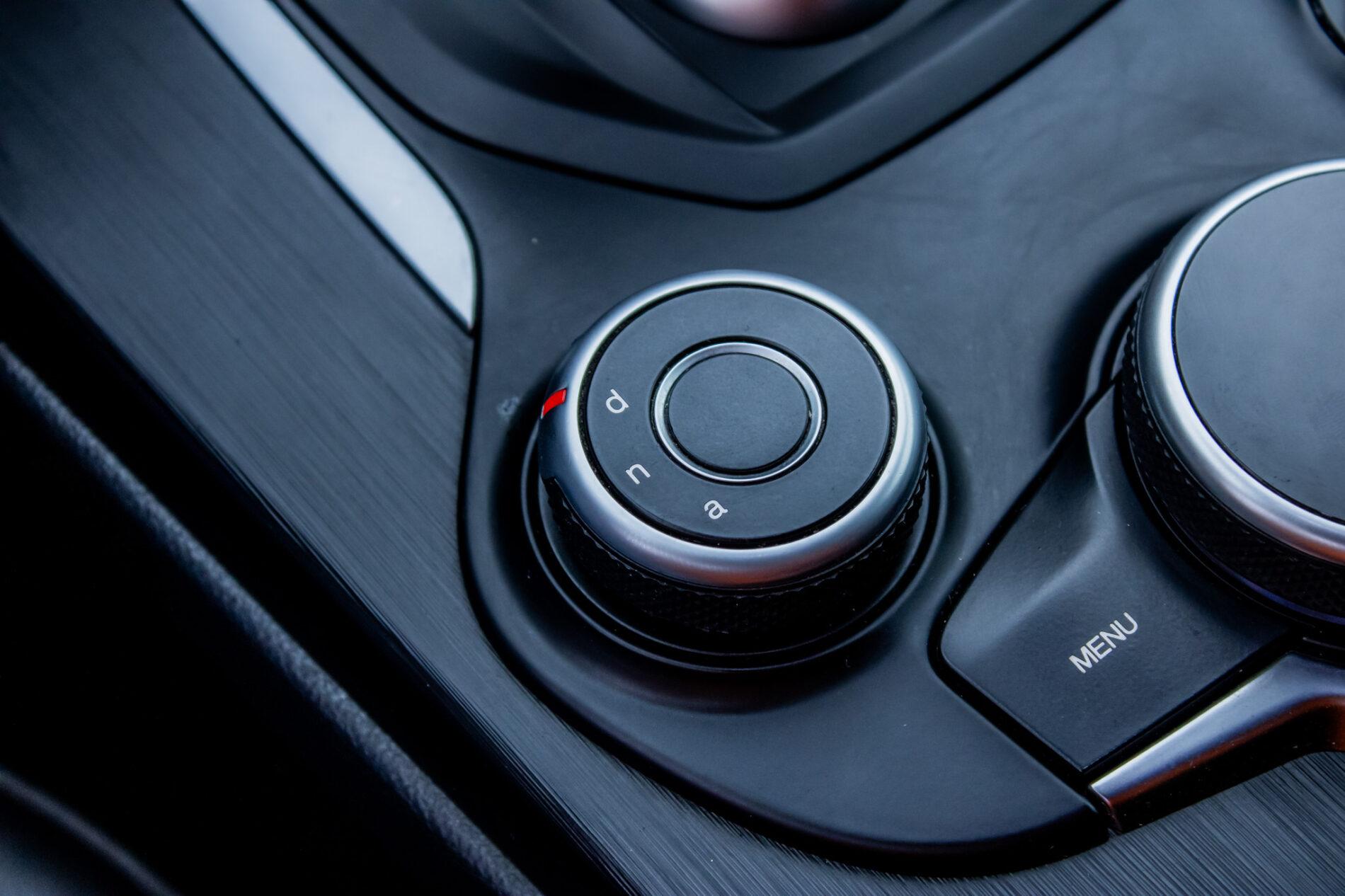 2016 Alfa Romeo Giulia, čierna sedan, 64 190 km