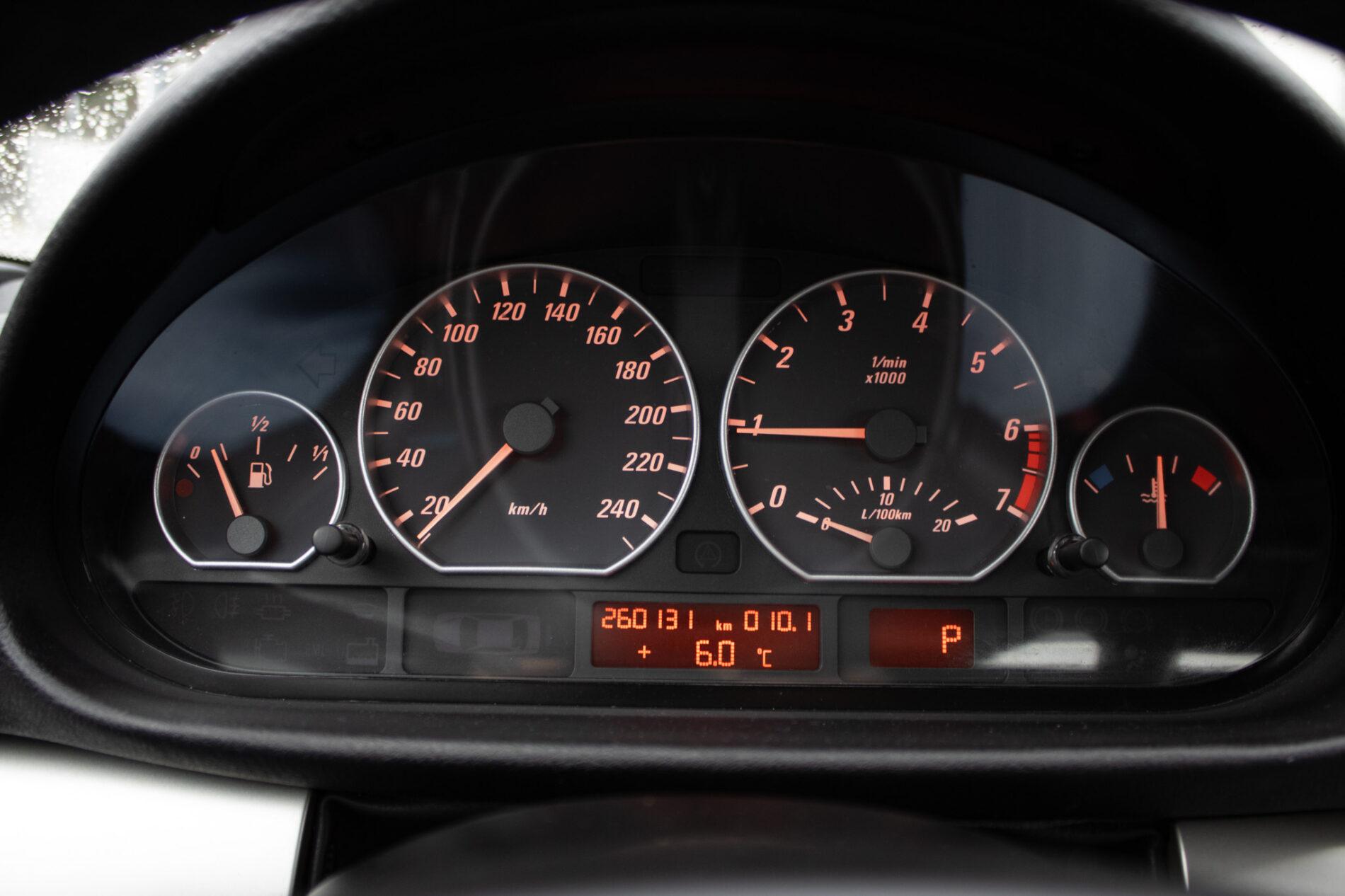 2002 BMW 325i, strieborná kabriolet, 260 131 km