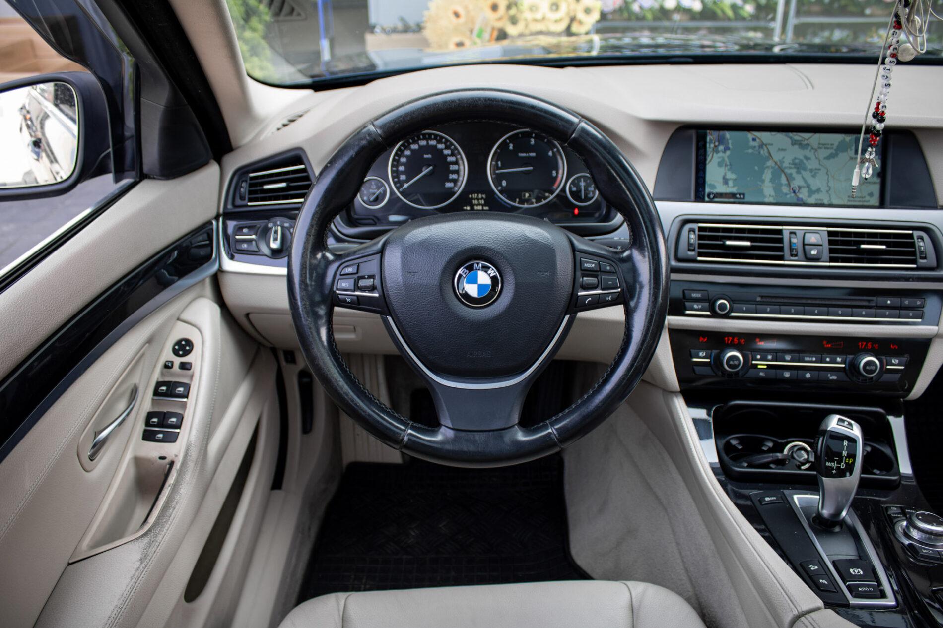 2011 BMW 530d, modrá kombi, 296 430 km