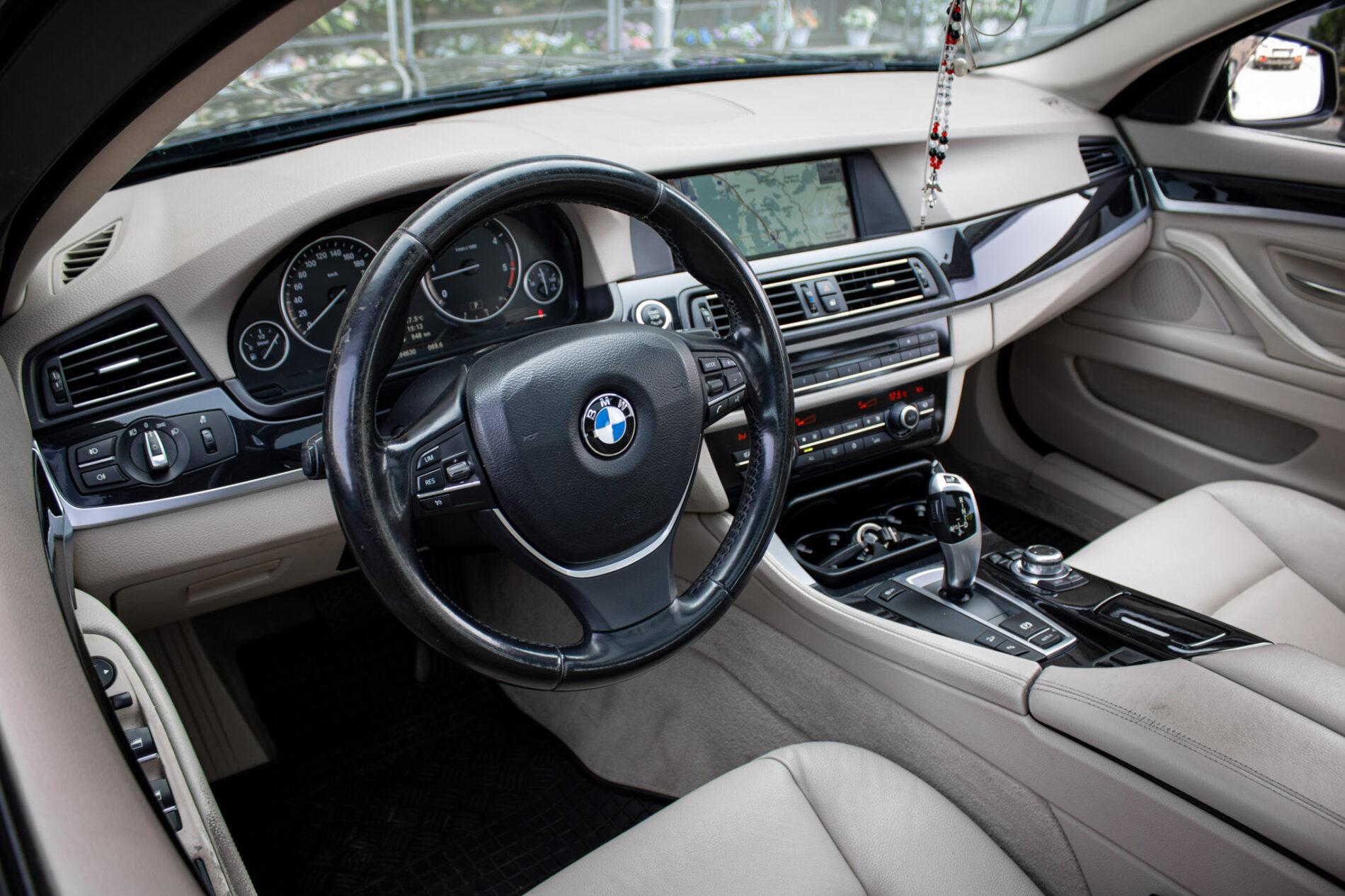 2011 BMW 530d, modrá kombi, 296 430 km