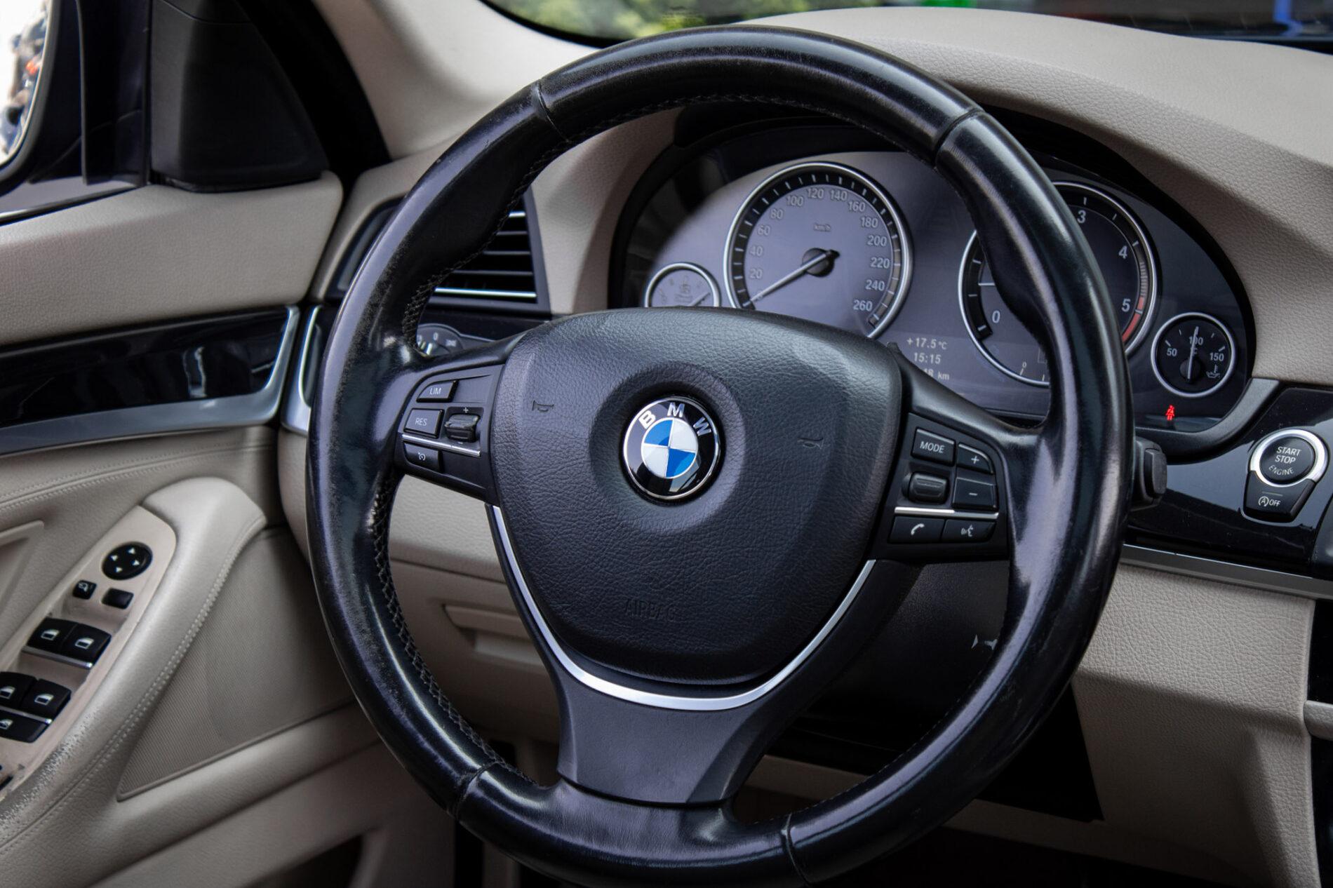 2011 BMW 530d, modrá kombi, 296 430 km