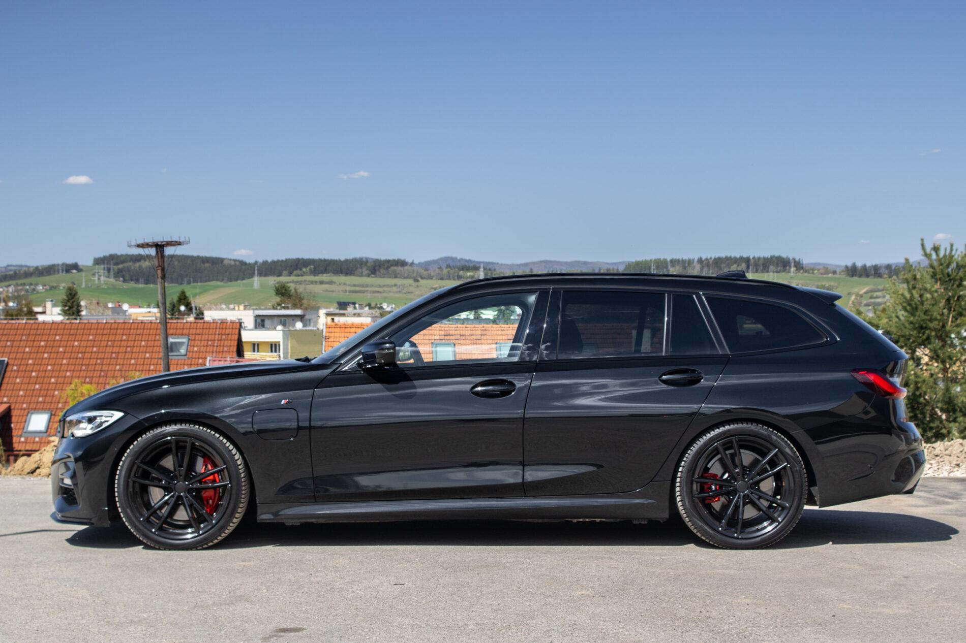 2020 BMW 320i, čierna kombi, 116 282 km