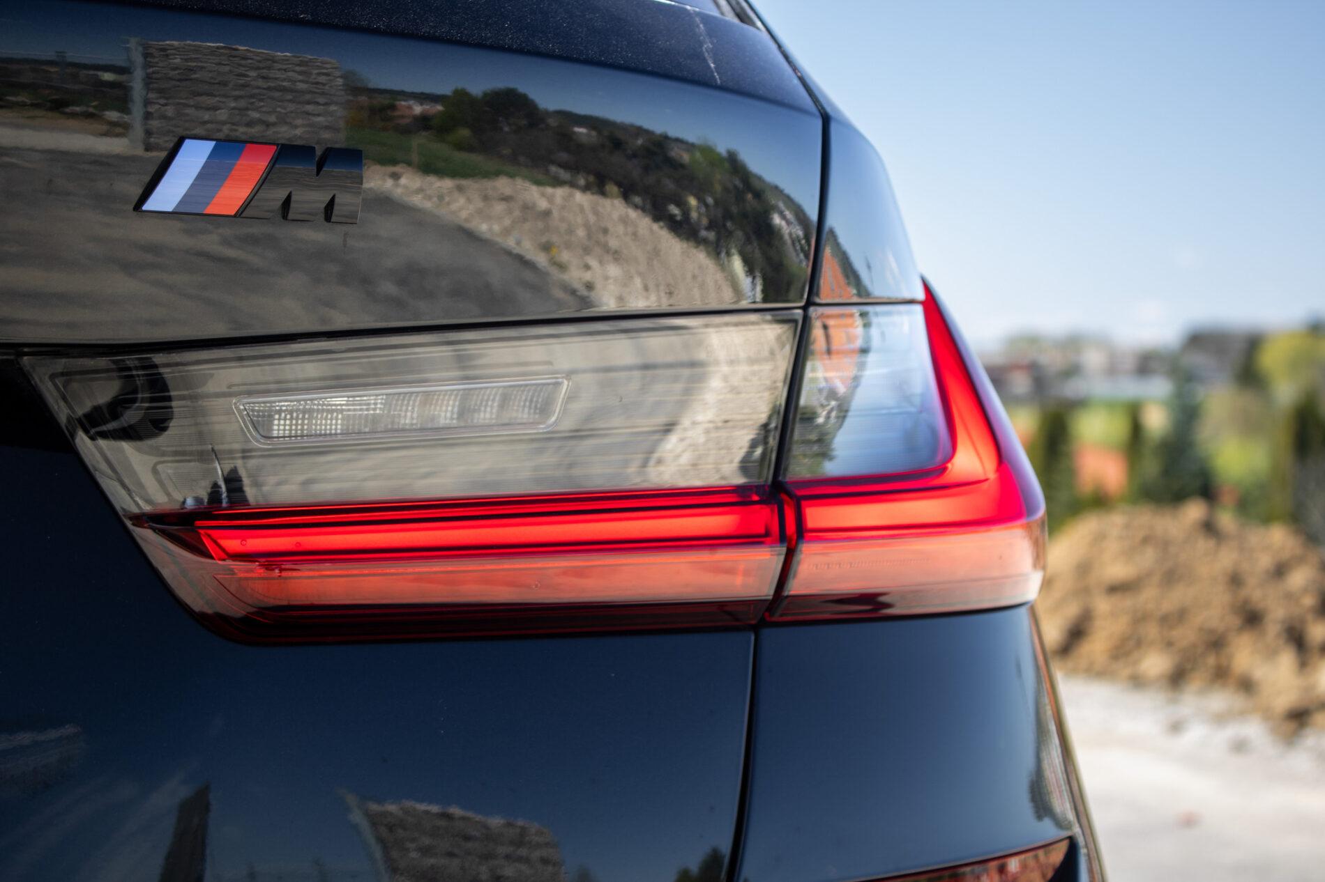 2020 BMW 320i, čierna kombi, 116 282 km