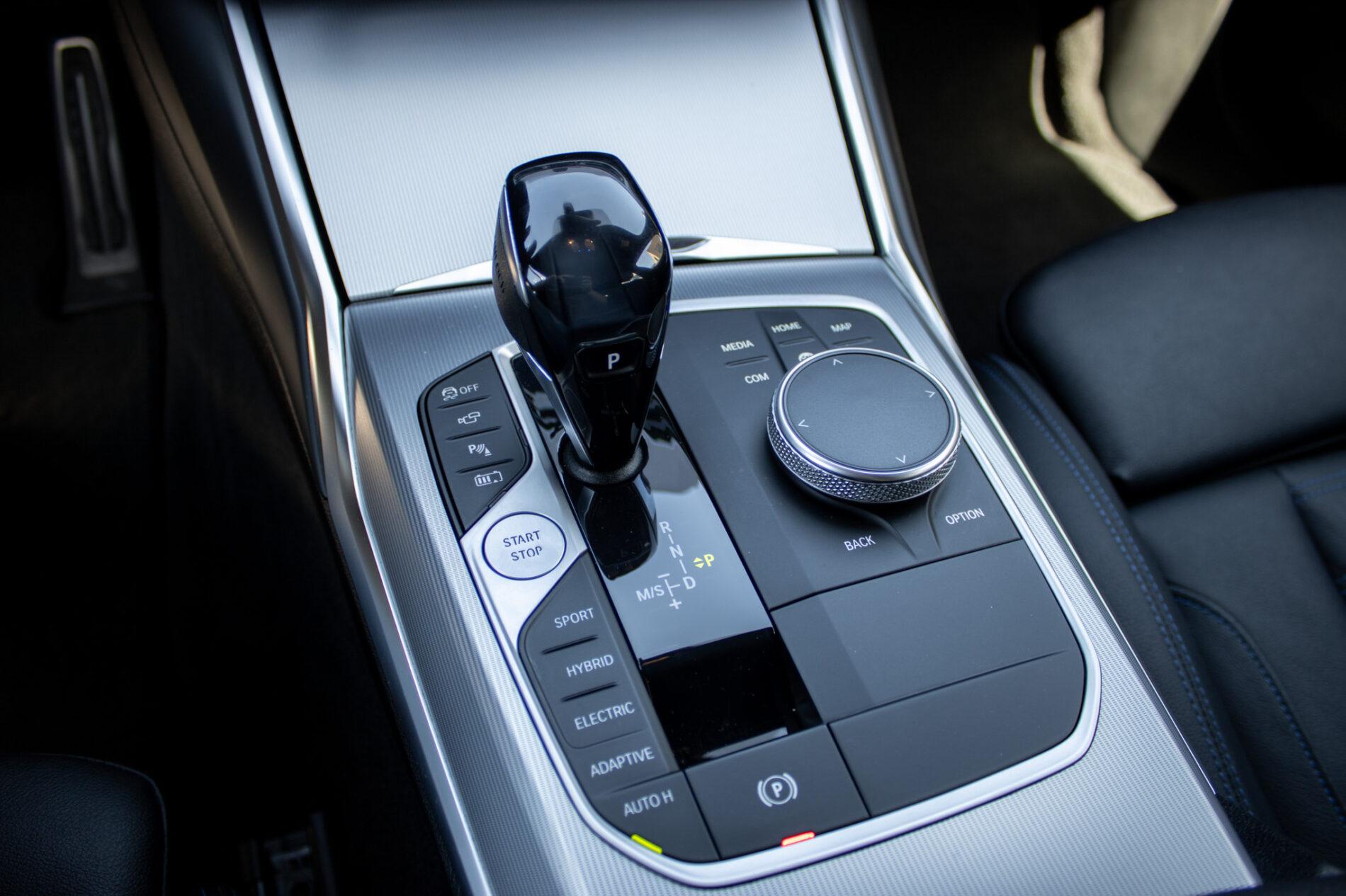 2020 BMW 320i, čierna kombi, 116 282 km