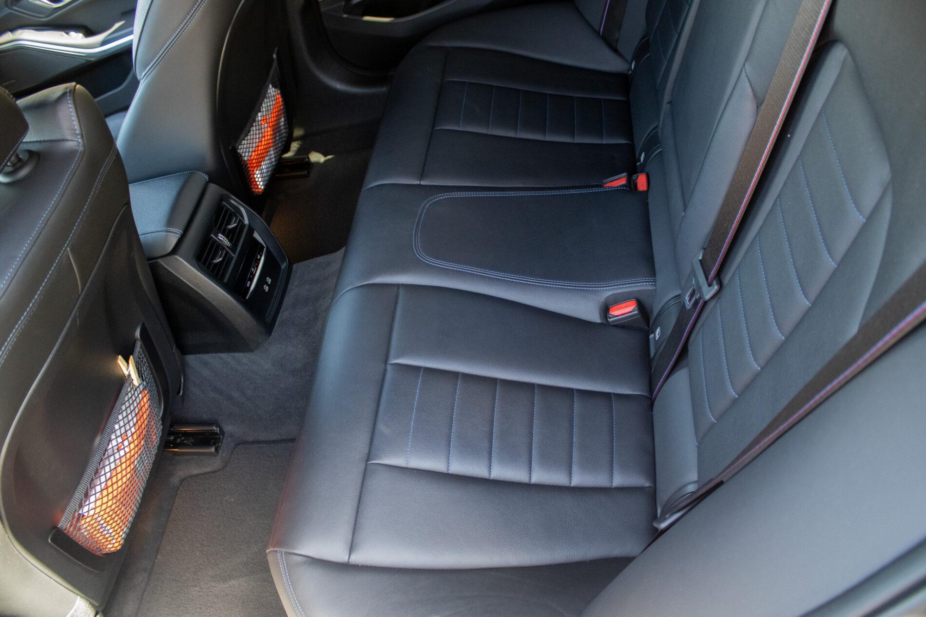 2020 BMW 320i, čierna kombi, 116 282 km