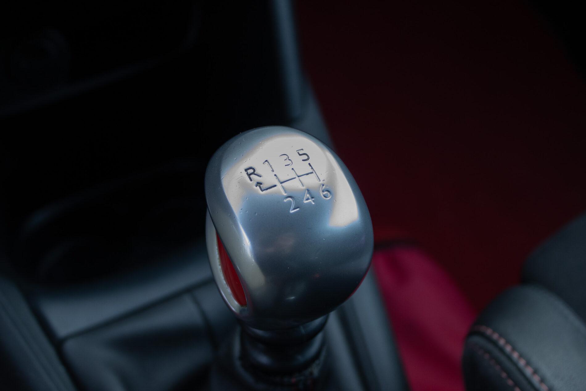2018 Peugeot 208 GTi, čierna hatchback, 153 104 km